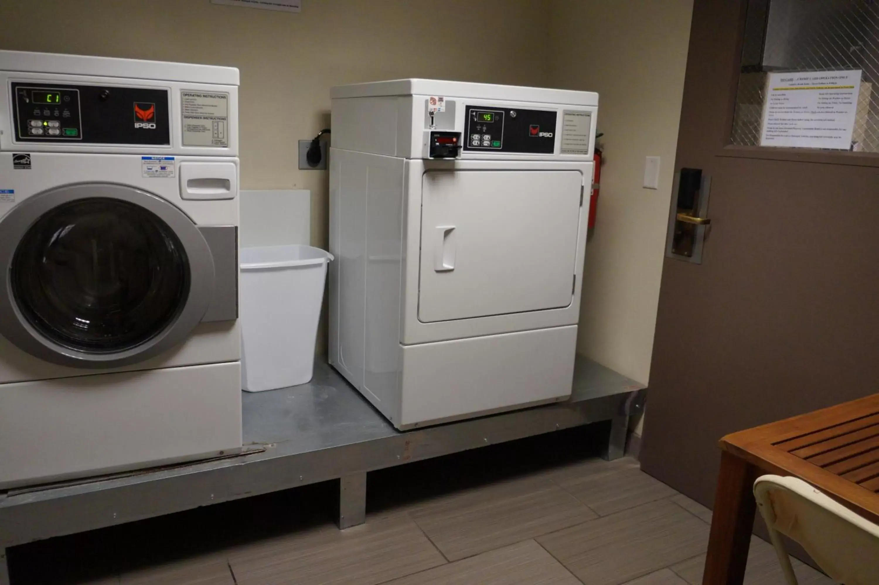 Lobby or reception, Kitchen/Kitchenette in Holiday Inn Portsmouth Downtown, an IHG Hotel