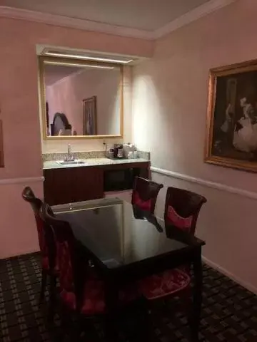 Dining Area in Folk Inn Ontario Airport