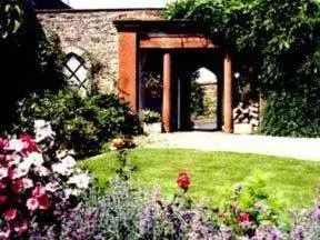 Facade/entrance, Garden in The White House Guest House