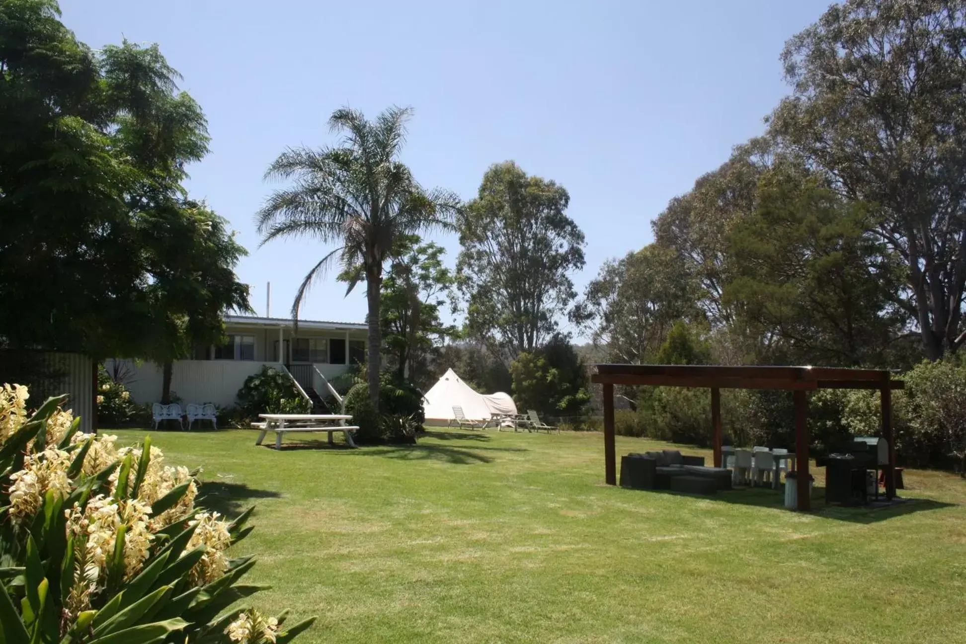 BBQ facilities, Property Building in Top of the Lake Holiday Units