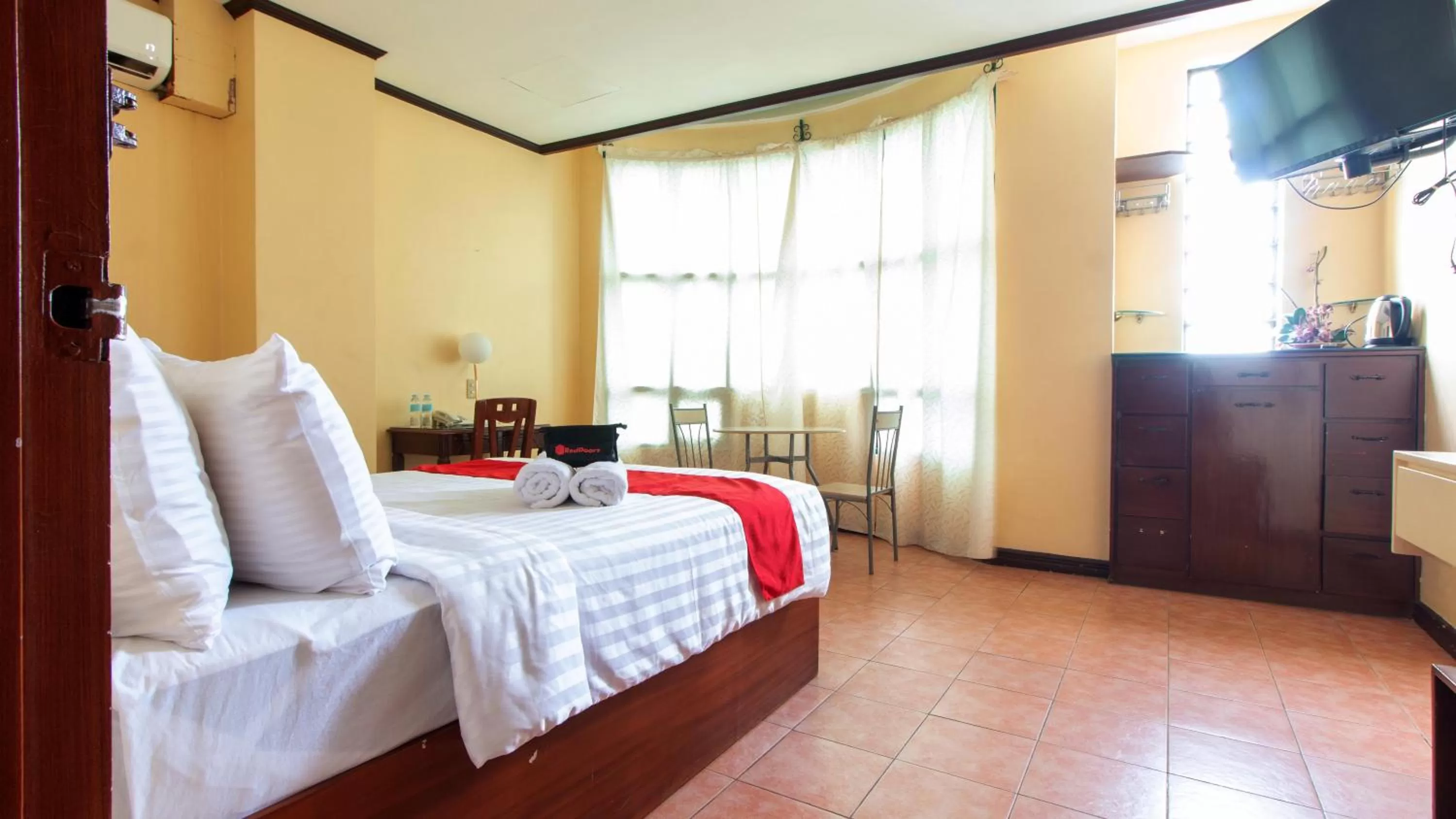 Photo of the whole room, Bed in RedDoorz @ Downtown Tacloban