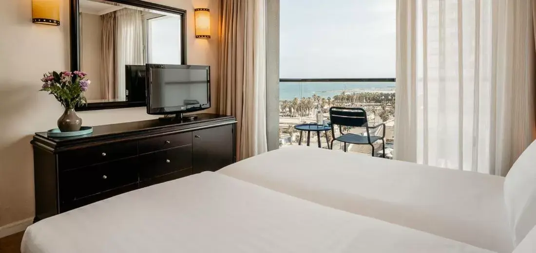 Bedroom, Bed in Crowne Plaza Tel Aviv Beach, an IHG Hotel