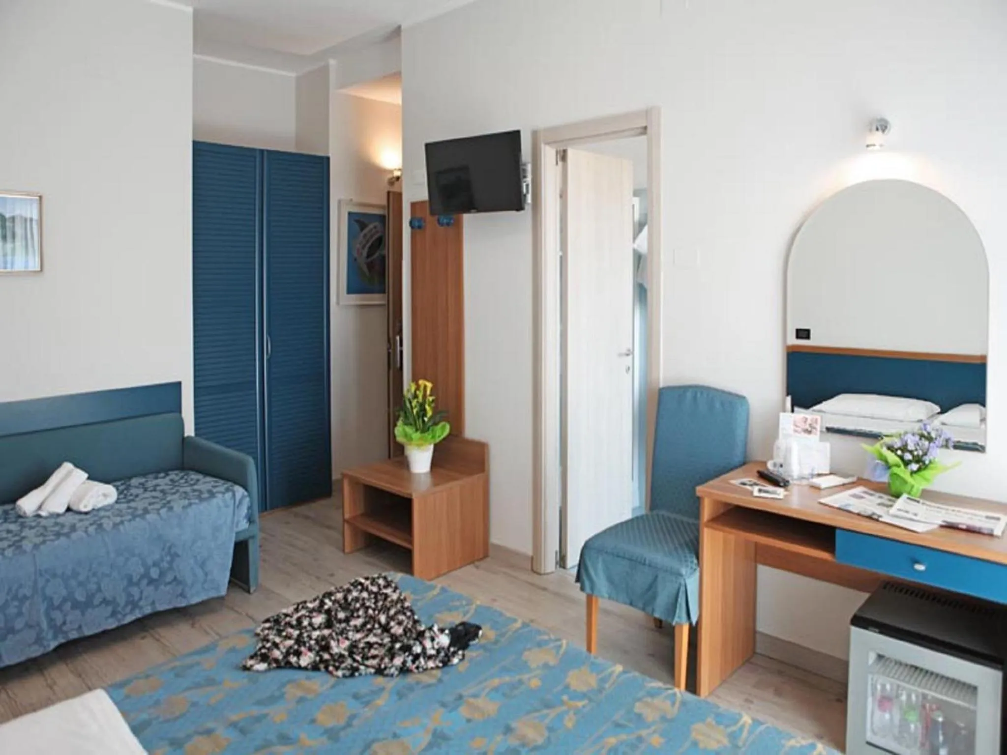 Photo of the whole room, Bed in Hotel Mondial