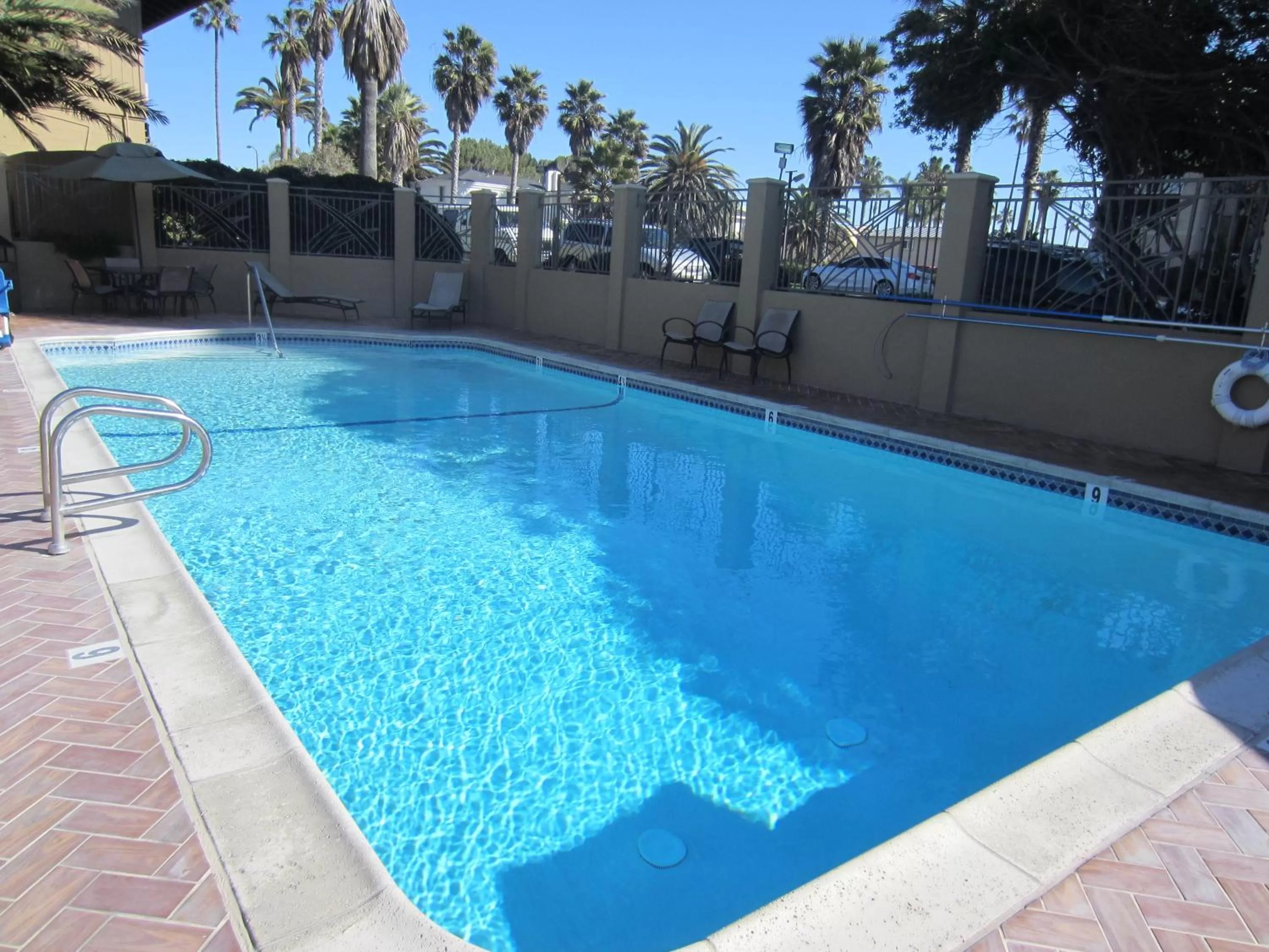 Swimming pool in Pacific Shores Inn