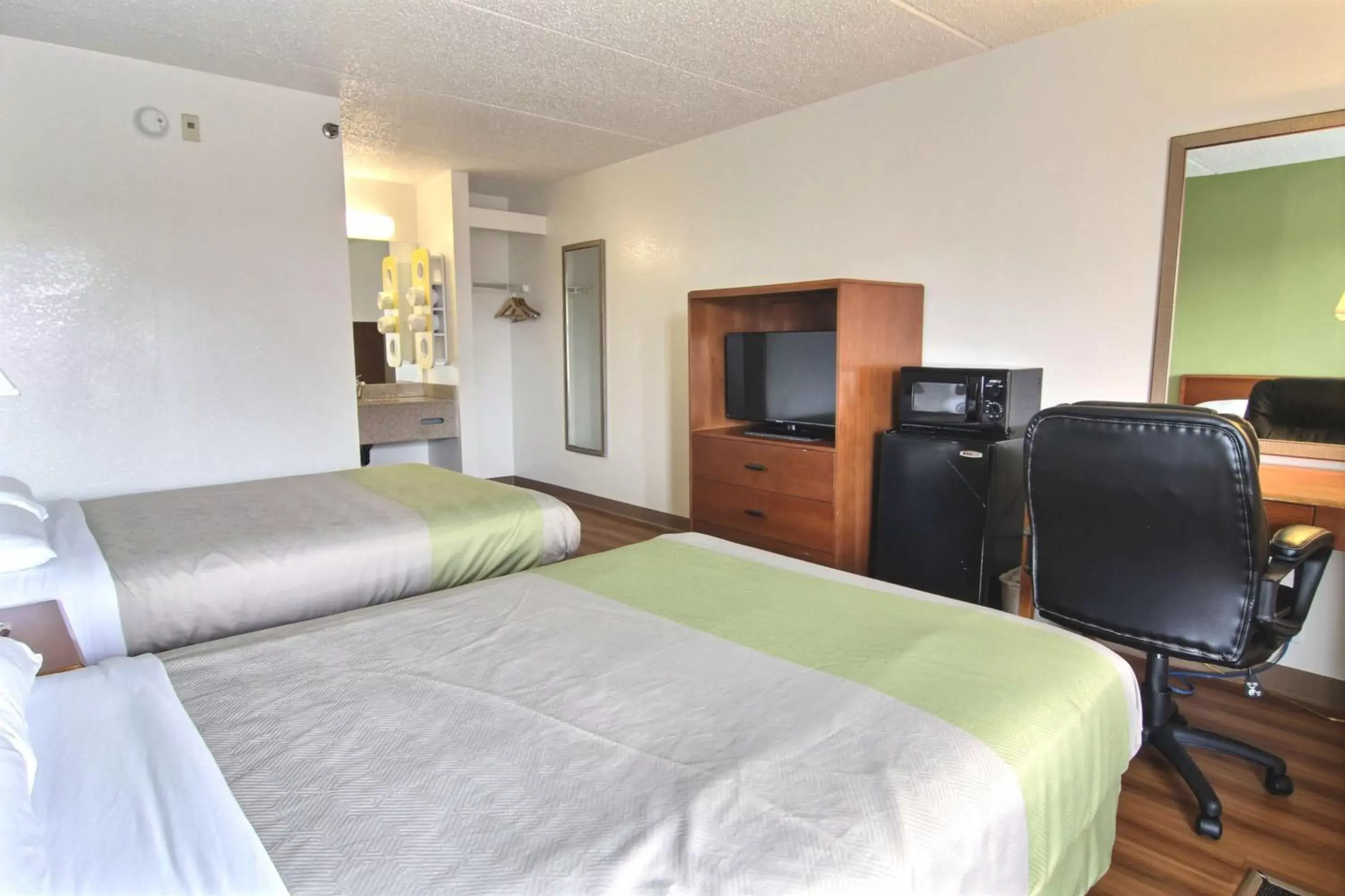 TV and multimedia, Bed in Motel 6-Willoughby, OH - Cleveland