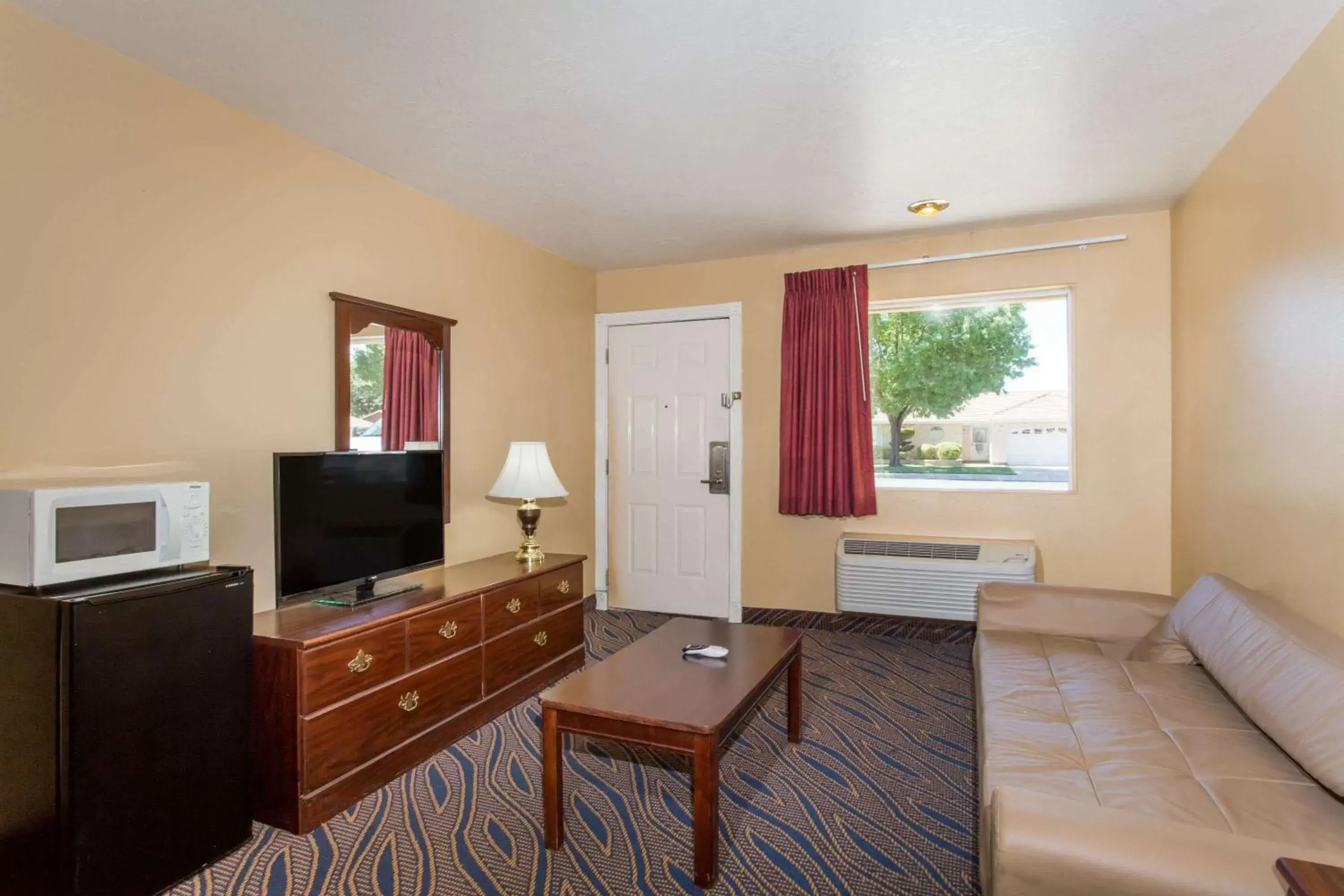 Photo of the whole room, Seating Area in Super 8 by Wyndham Hurricane Zion National Park