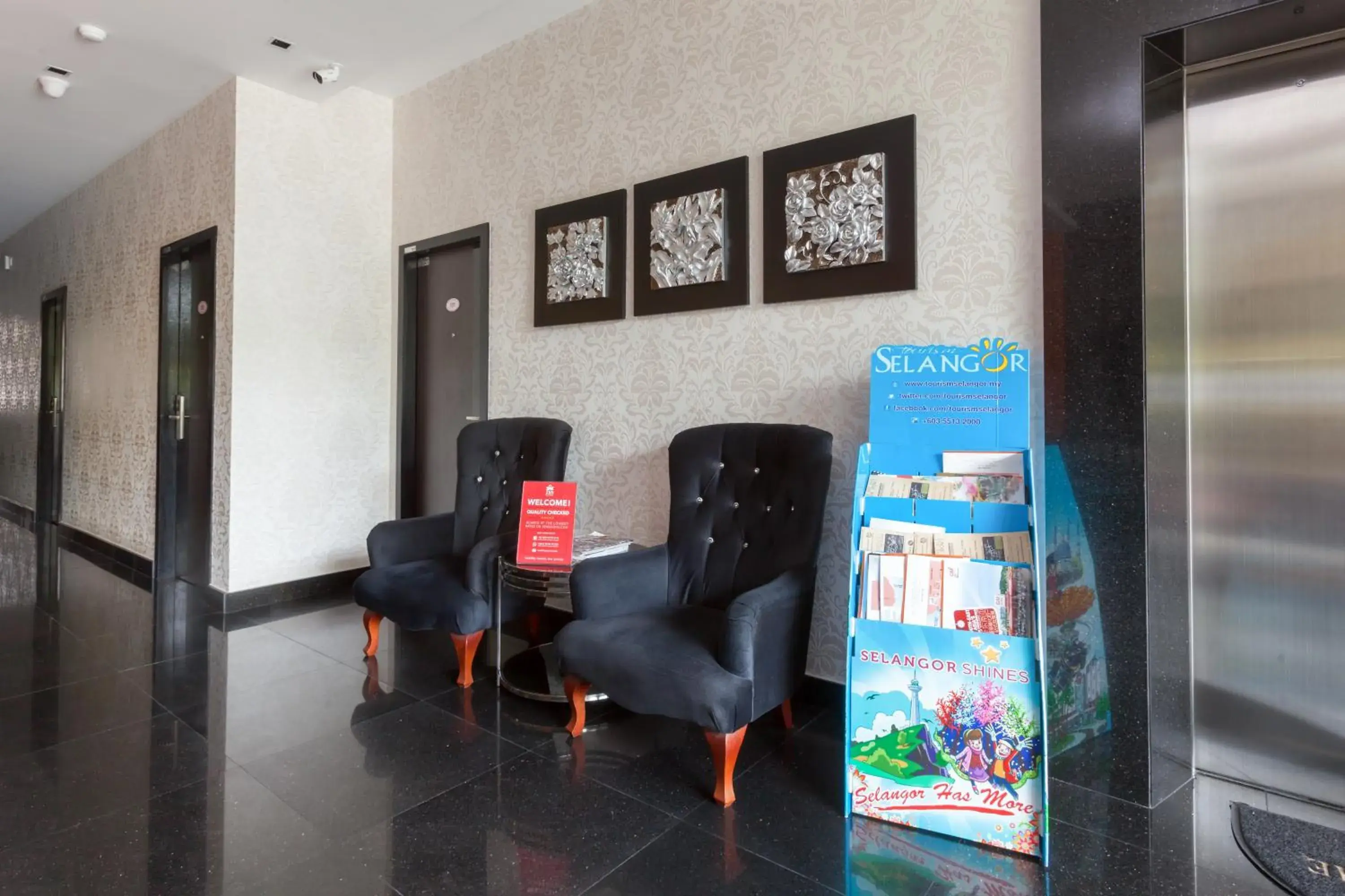 Facade/entrance in D'Metro Hotel Facade/entrance in D'Metro Hotel