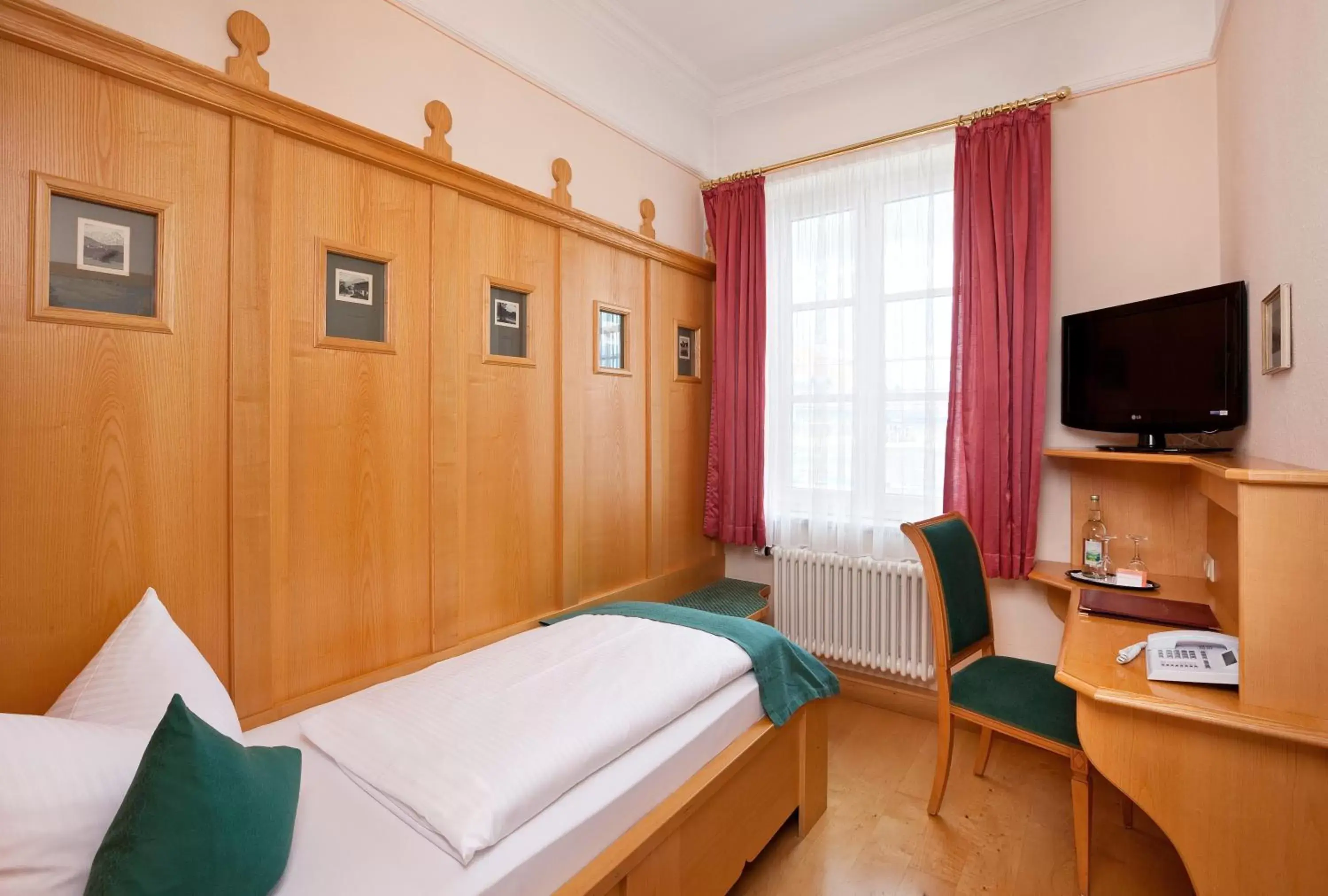 Photo of the whole room, Bed in Hotel Hirsch