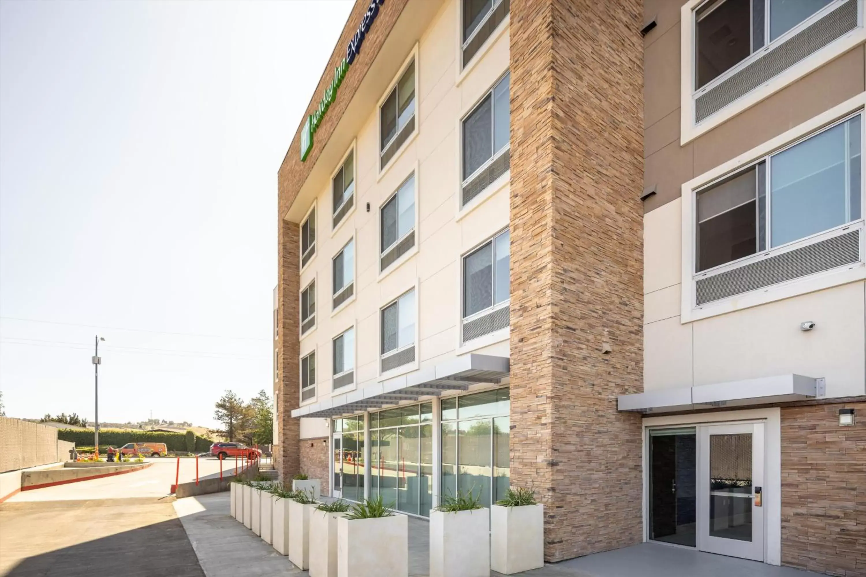 Property Building in Holiday Inn Express & Suites - San Jose Silicon Valley, an IHG Hotel