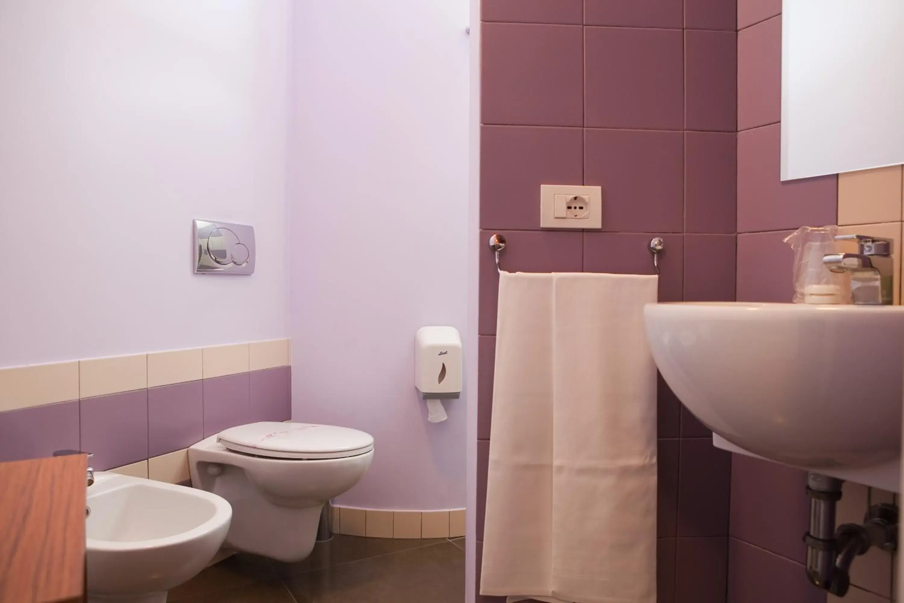 Bathroom in Ragusa Inn