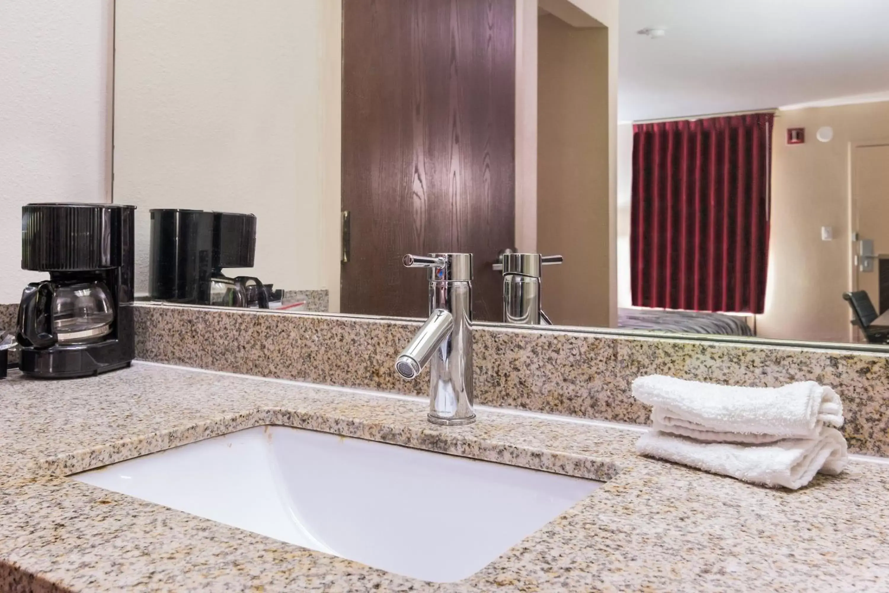 Photo of the whole room, Bathroom in Red Roof Inn Texarkana