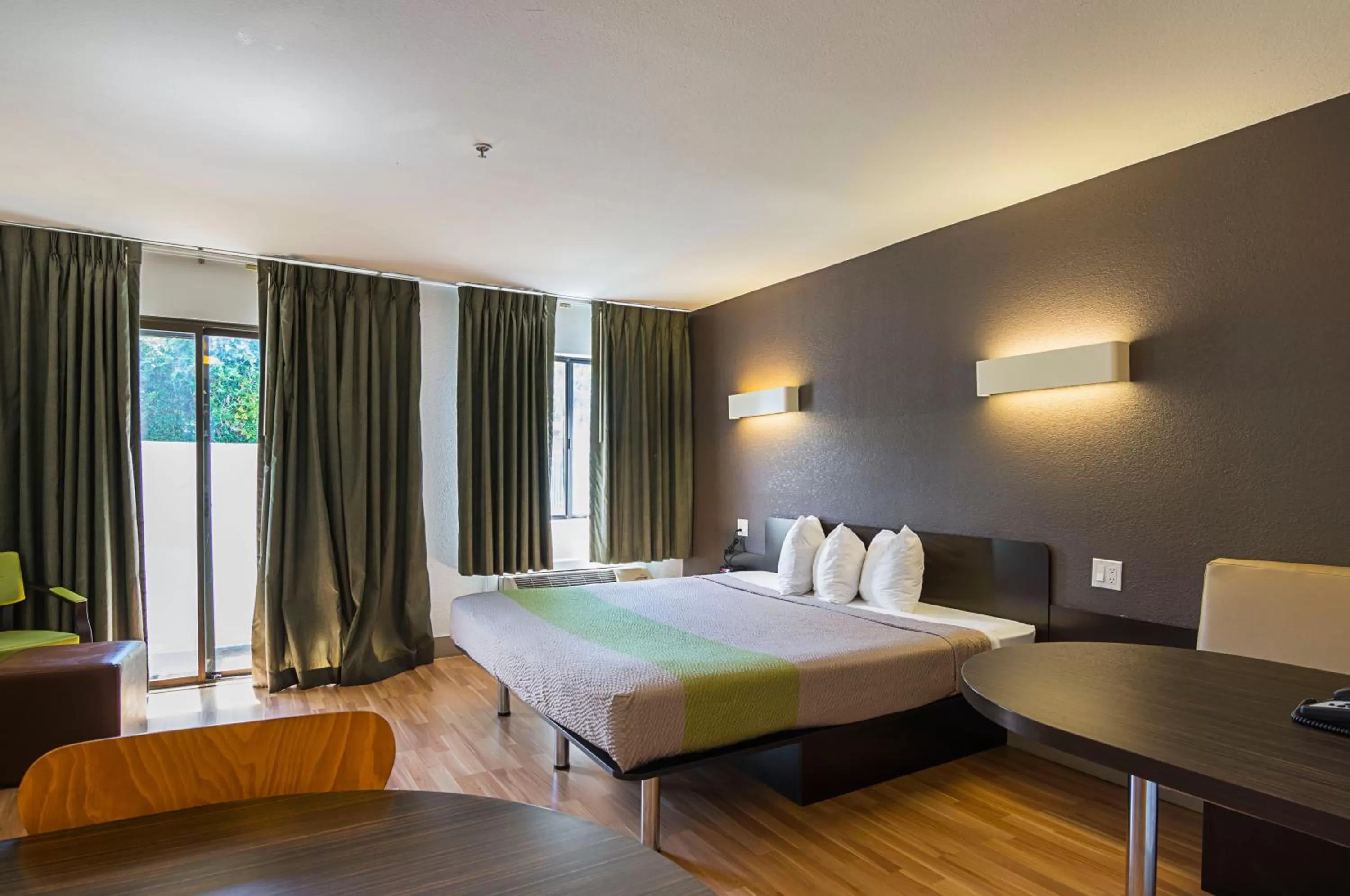 Day, Bed in Studio 6-Concord, CA