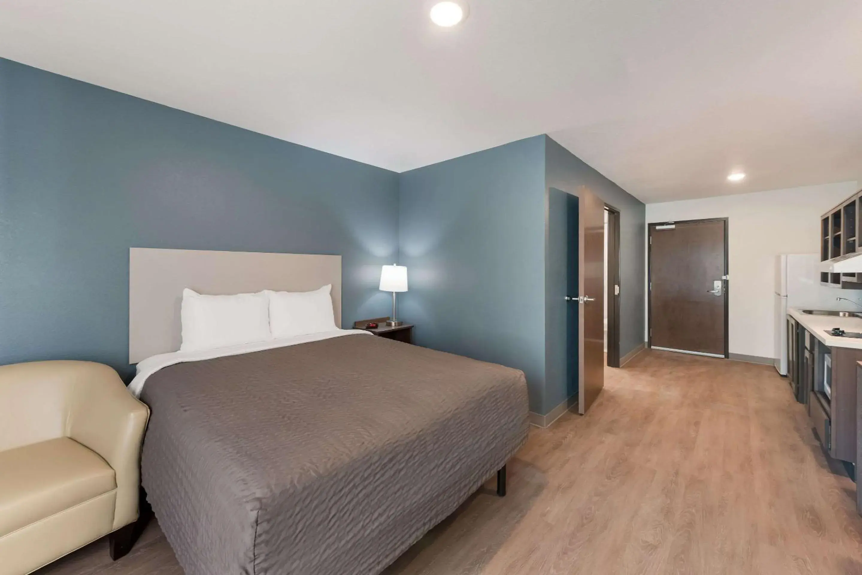 Bedroom, Bed in WoodSpring Suites Dayton North