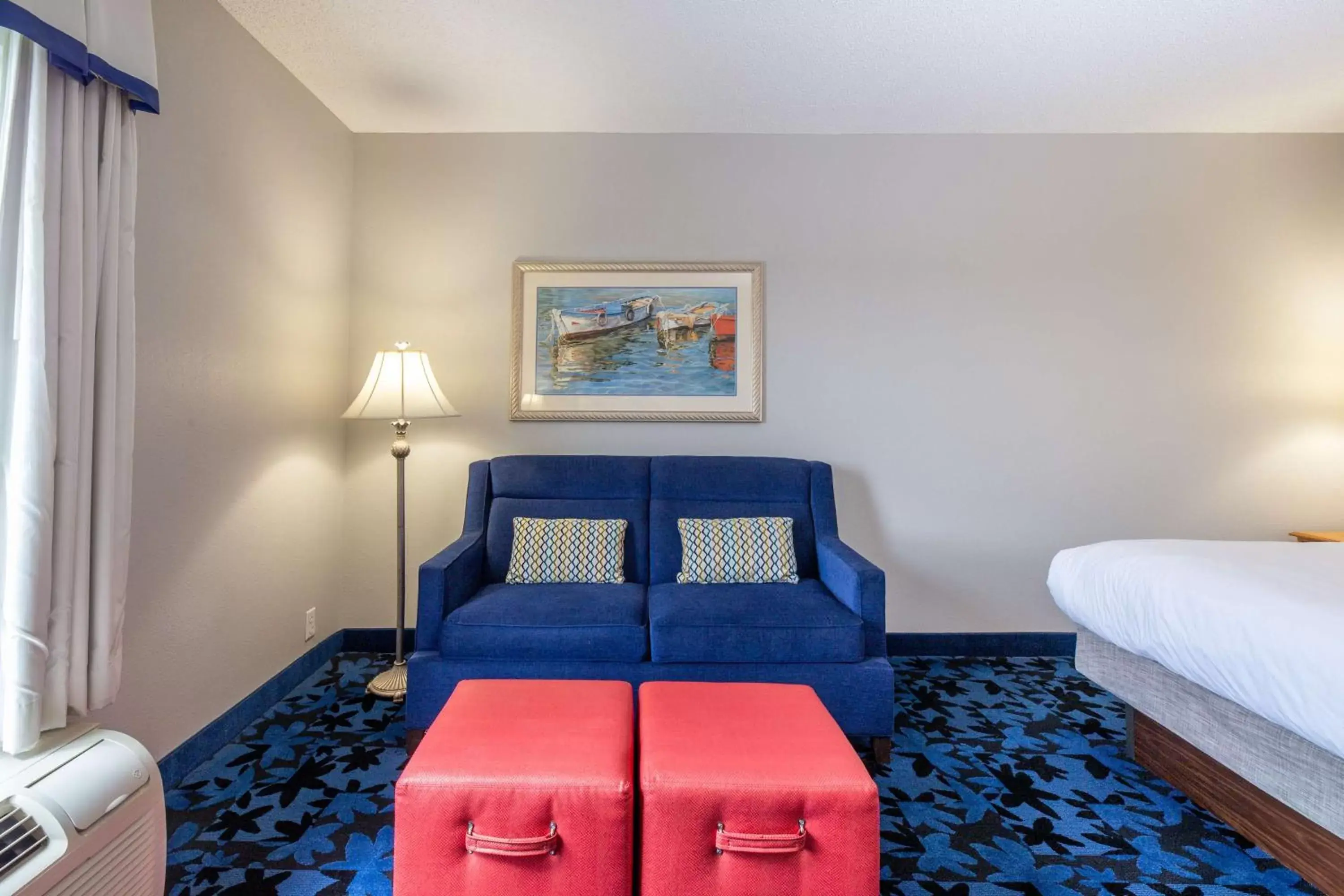 Living room, Bed in Hampton Inn & Suites Jacksonville Deerwood Park