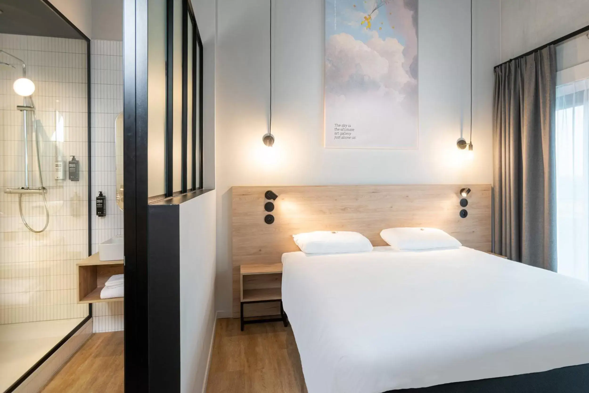 Bathroom, Bed in ibis Styles Namur