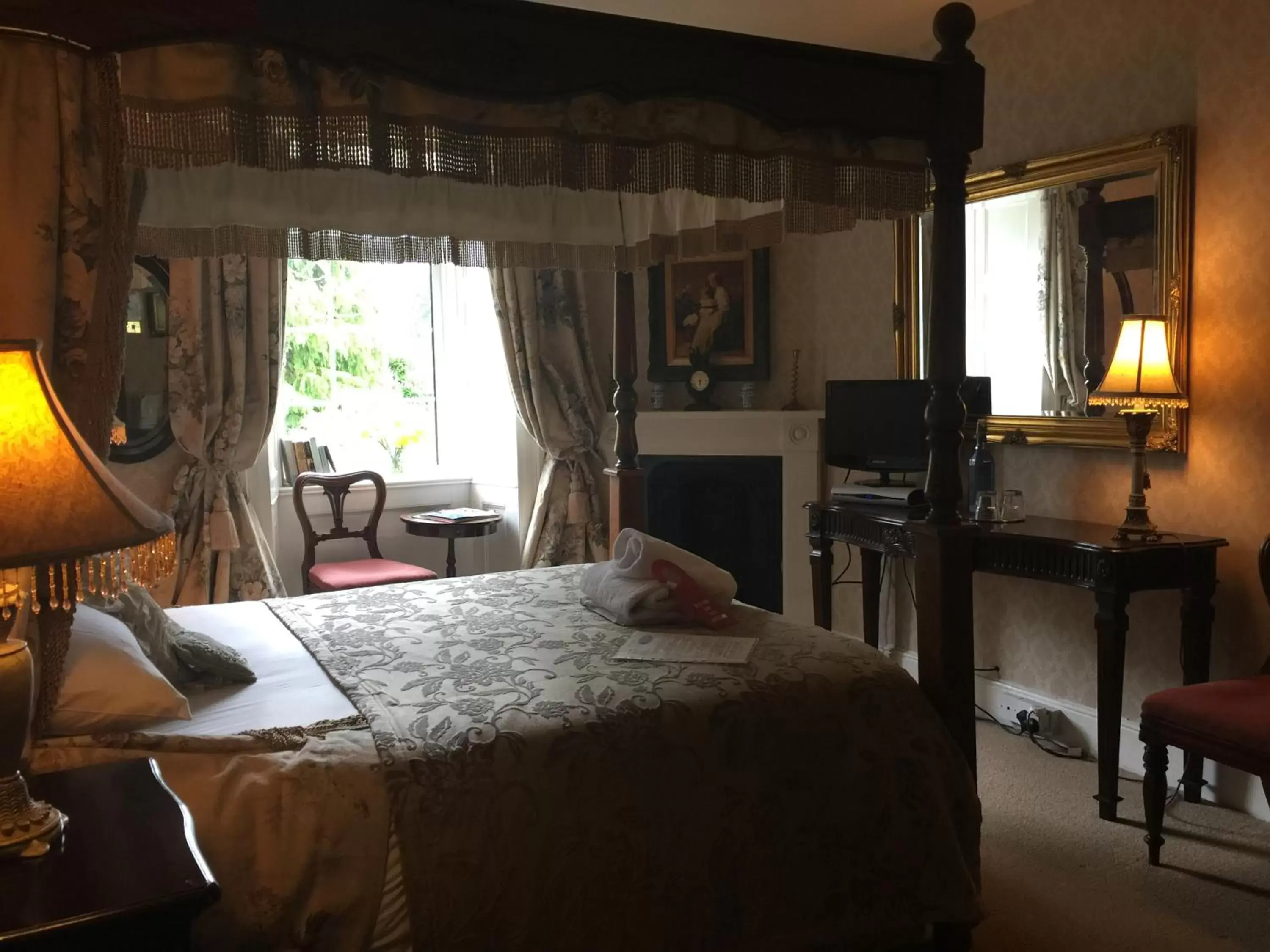 Photo of the whole room, Bed in Glyn Isa Country House B&B and self catering Lodge