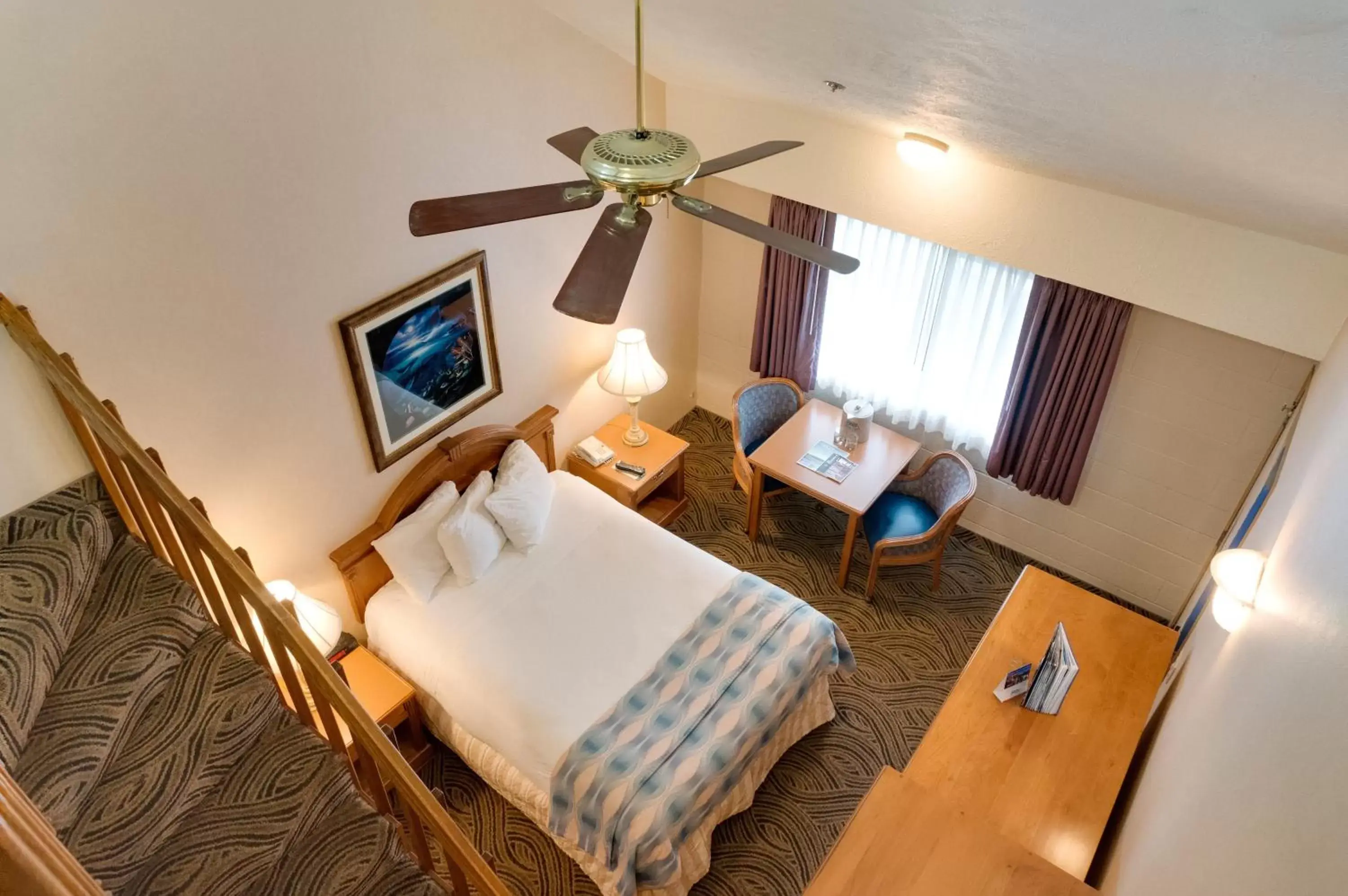 Photo of the whole room, Bed in Shilo Inn Suites Seaside Oceanfront