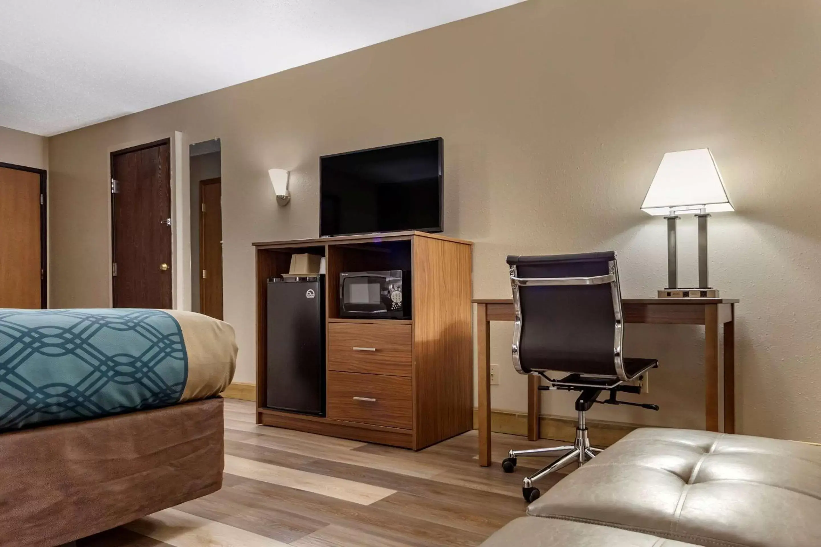 Photo of the whole room, TV/Entertainment Center in Econo Lodge Hays I-70