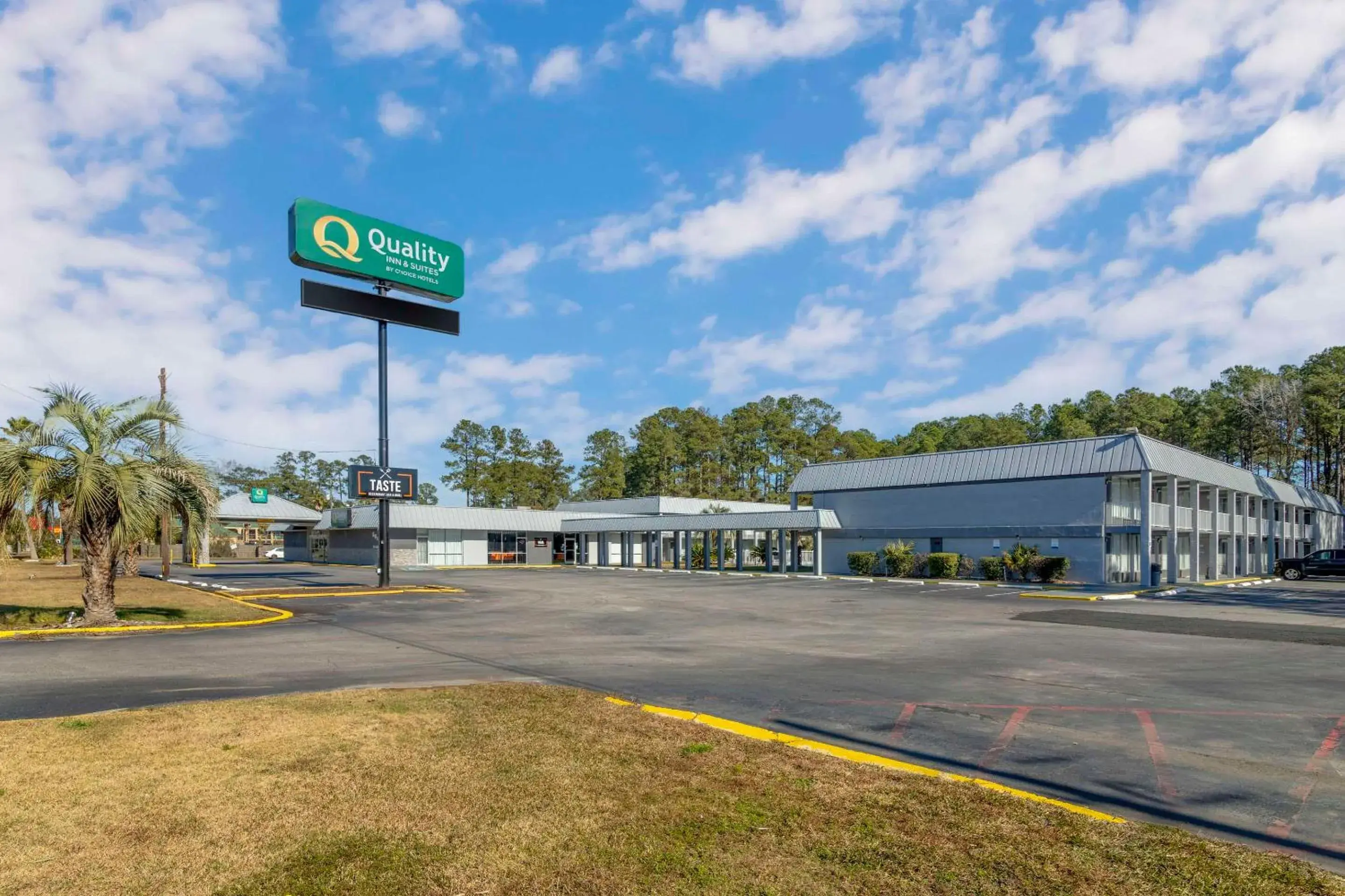 Property Building in Quality Inn & Suites Hardeeville - Savannah North - Renovated with Hot Breakfast Included