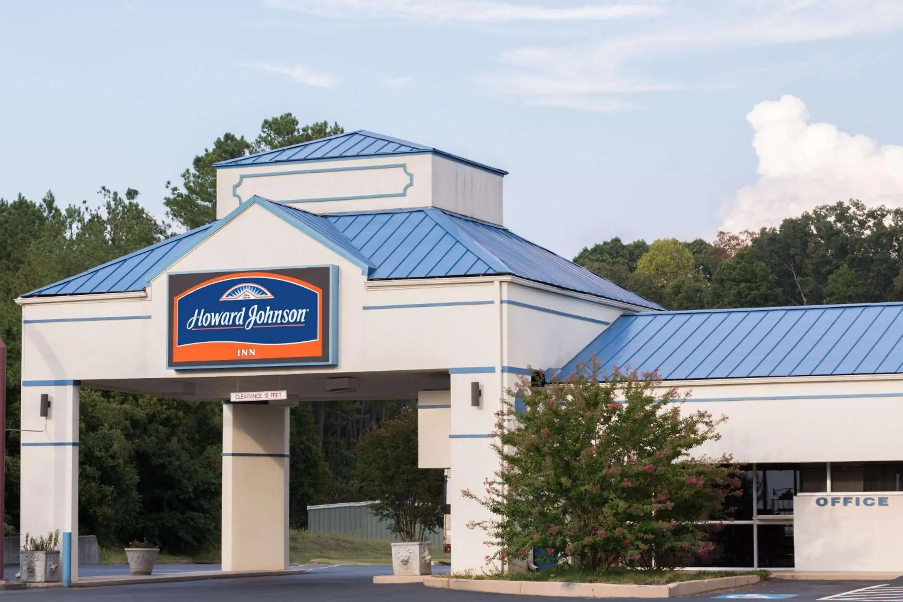 Property Building in Howard Johnson by Wyndham Commerce GA