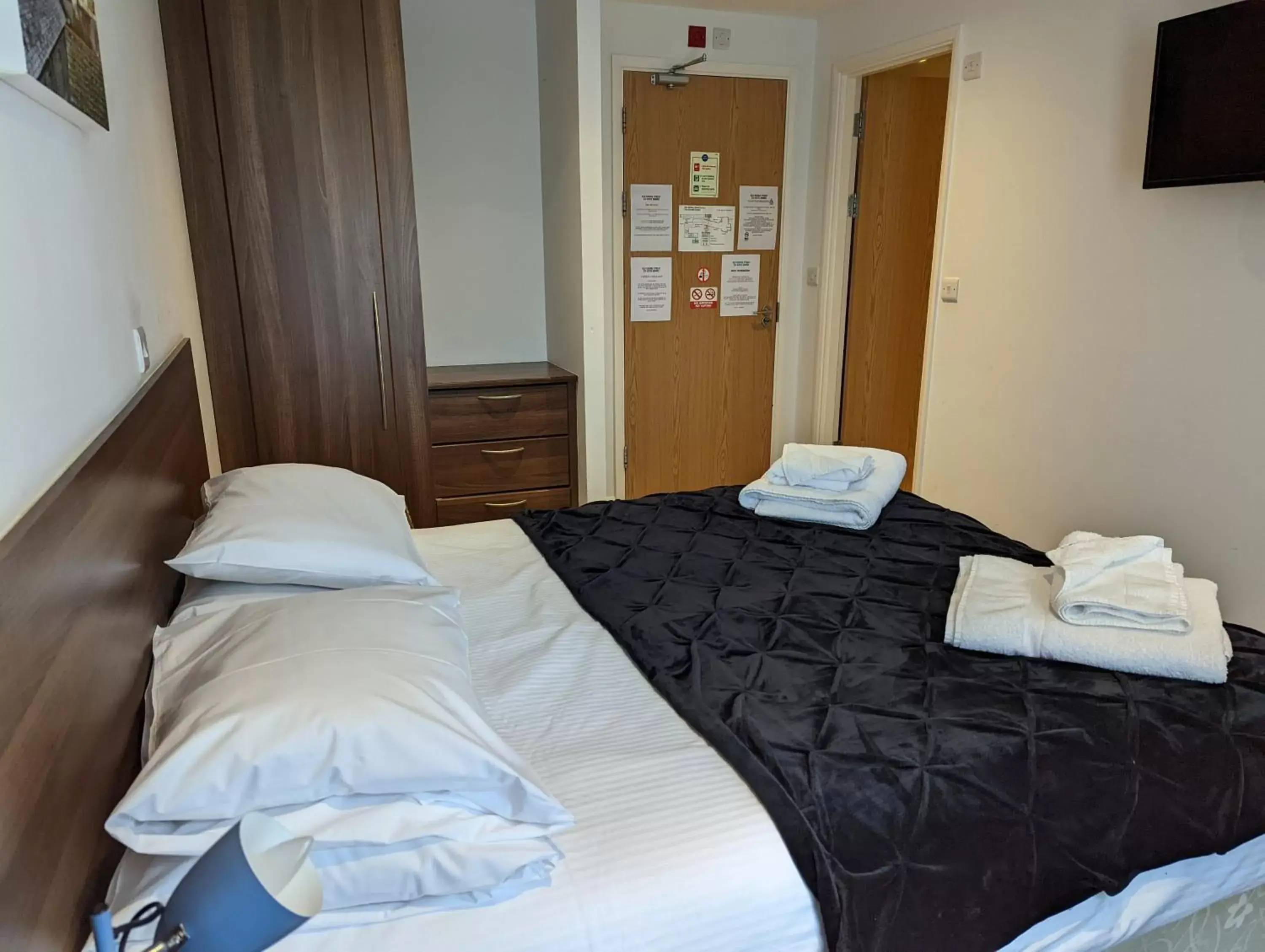 Bed in Barley Sheaf, Old Bridge Street EN SUITE ROOMS, ROOM ONLY