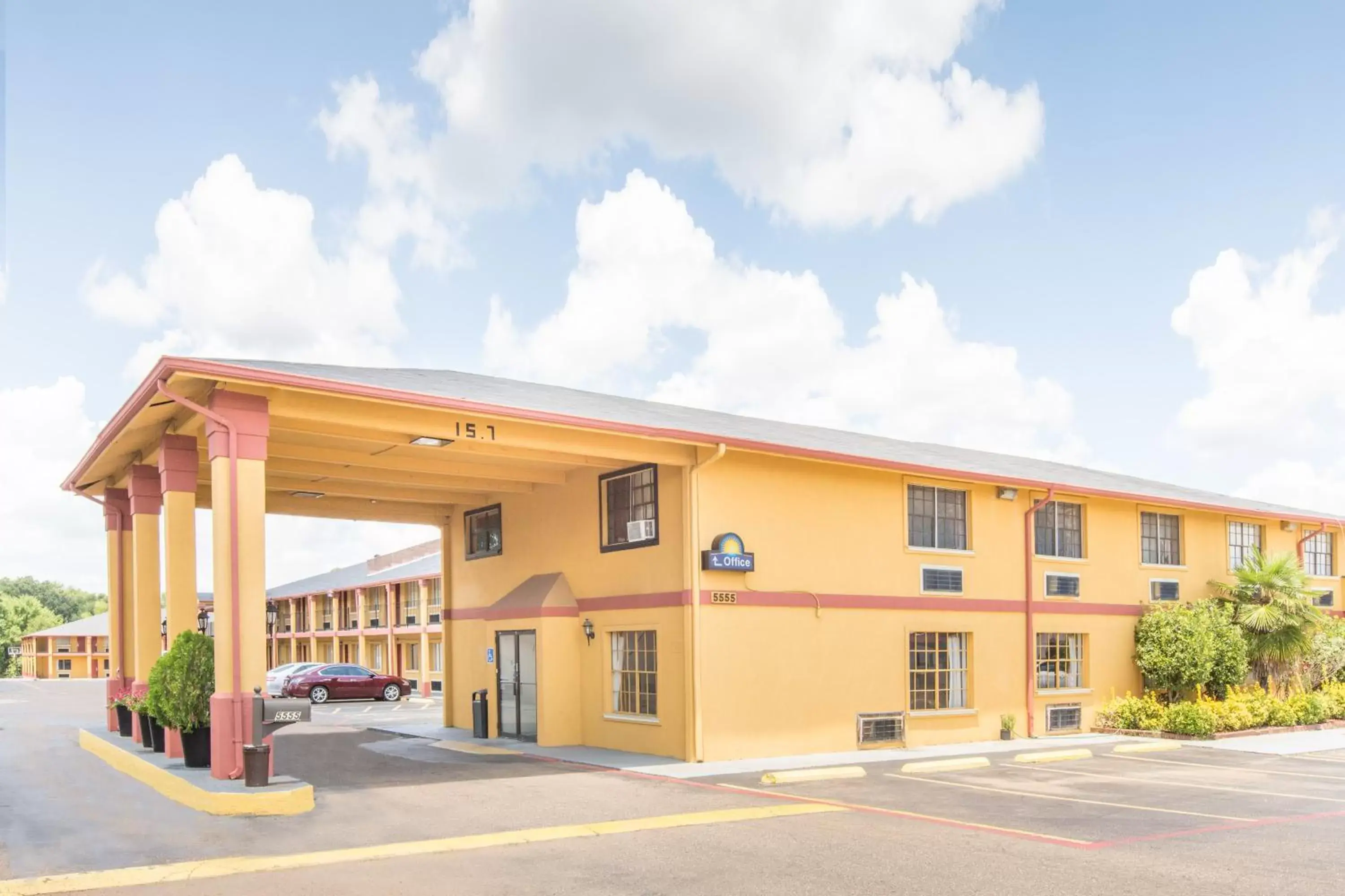 Facade/entrance, Property Building in Days Inn & Suites by Wyndham Marshall
