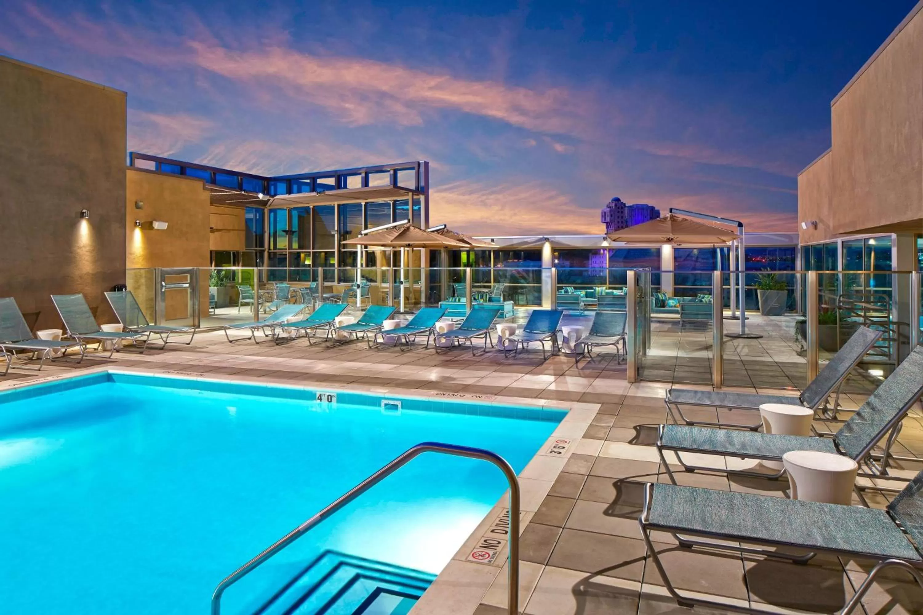 Swimming pool in SpringHill Suites by Marriott at Anaheim Resort Area/Convention Center
