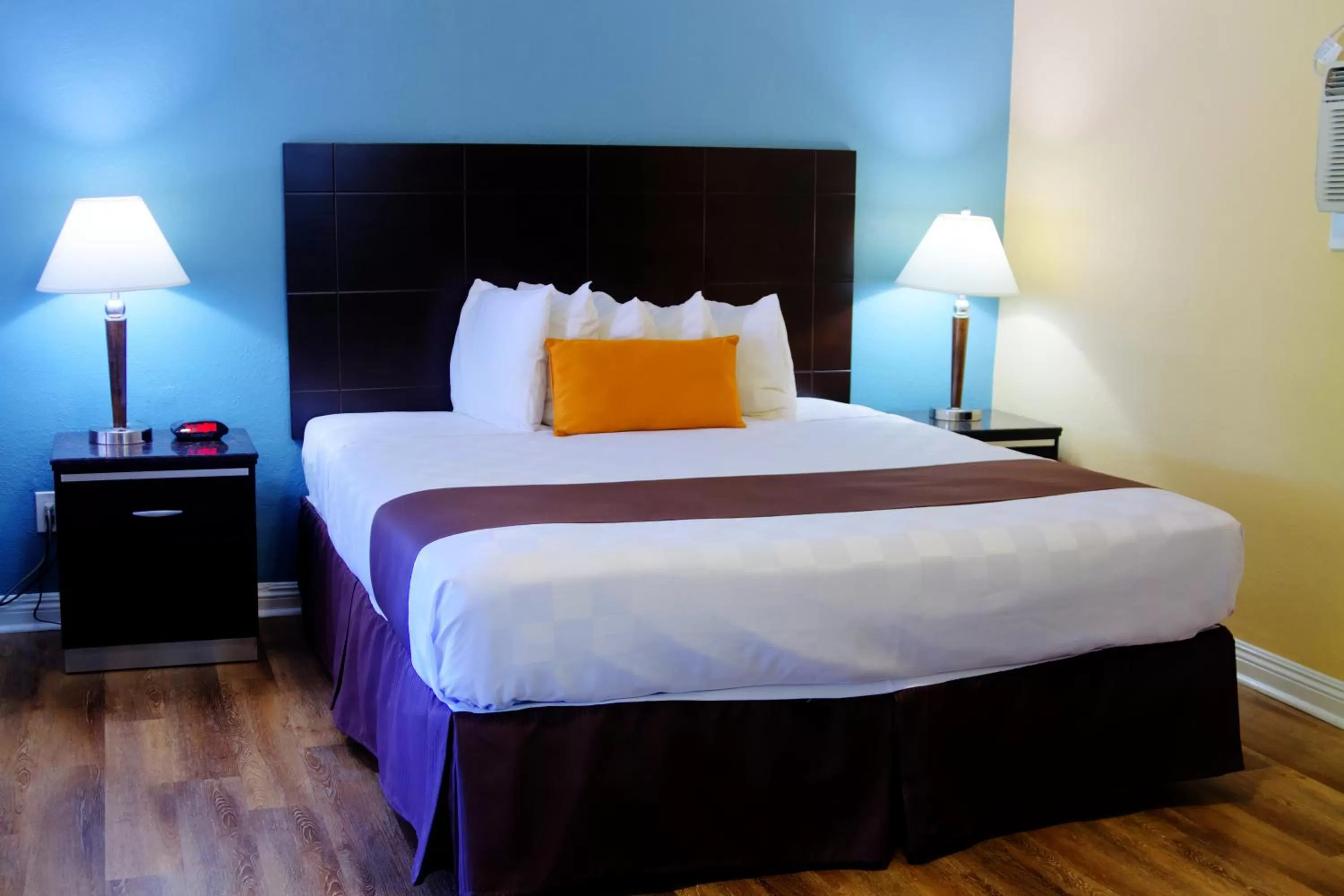 Bed in Palm Tropics Motel