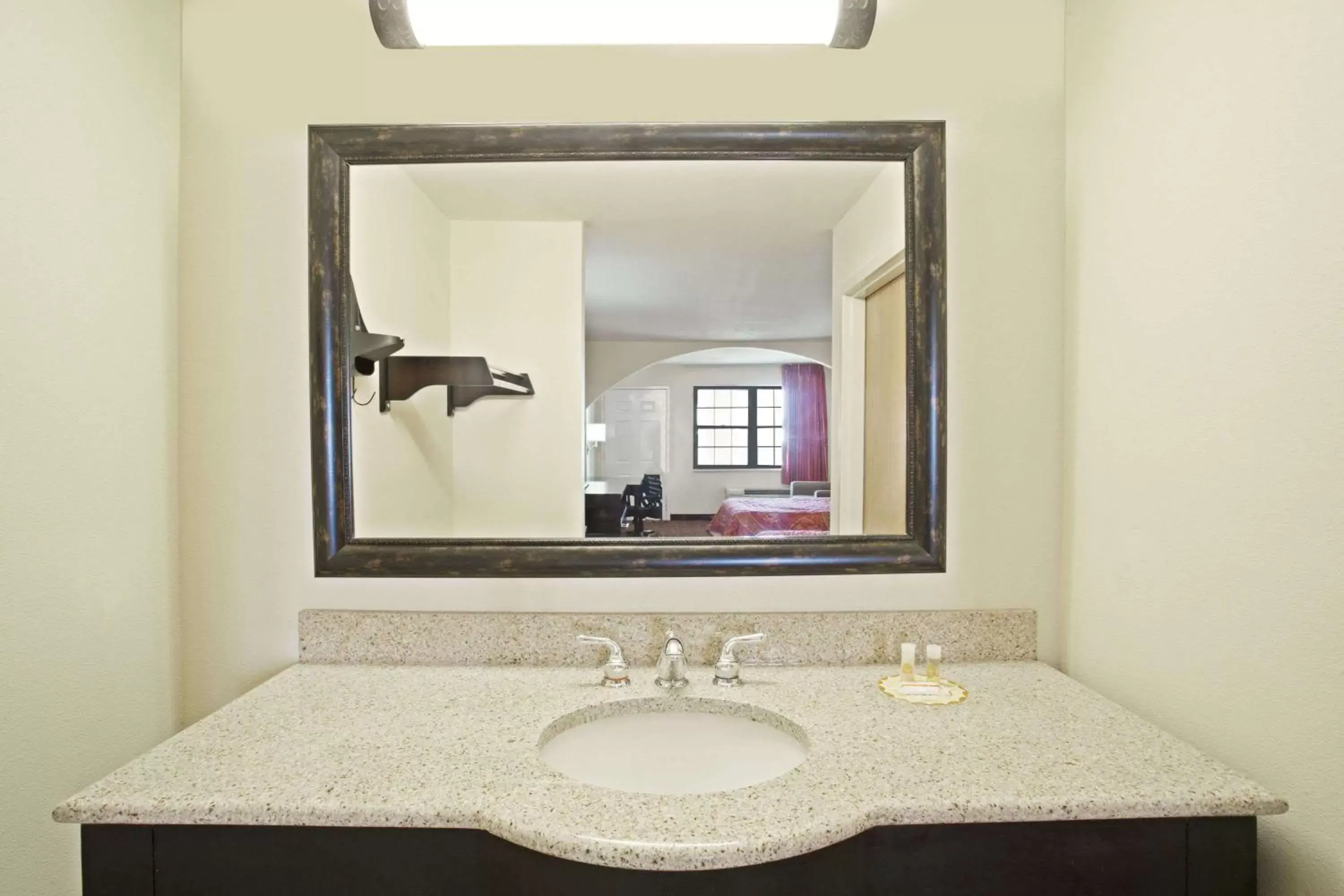 Photo of the whole room, Bathroom in Days Inn by Wyndham Hammond