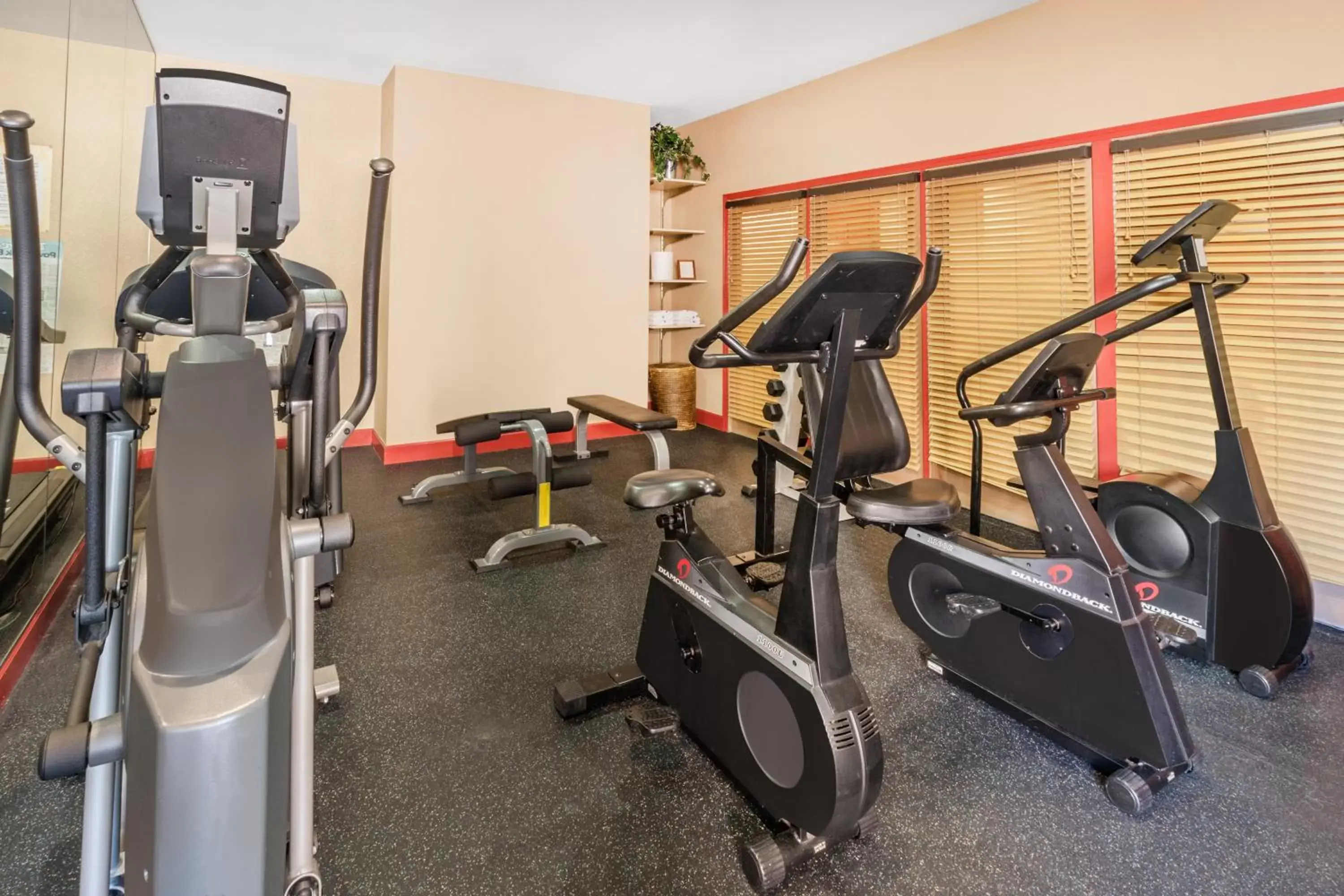 Fitness centre/facilities, Fitness Center/Facilities in Affordable Suites of America Detroit-Warren