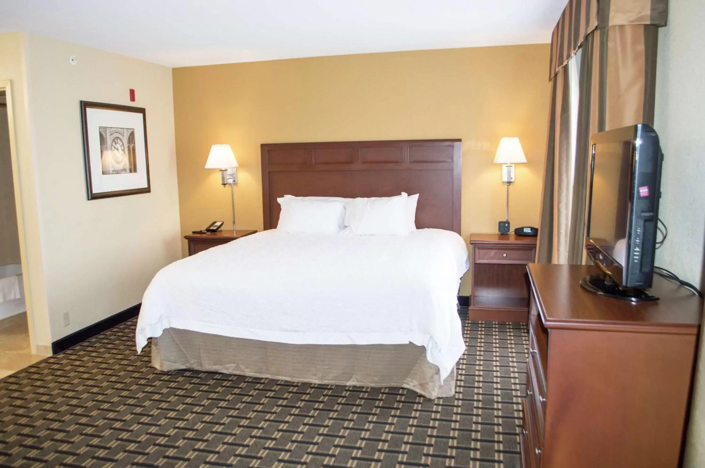 Bed in Hampton Inn & Suites Columbia at the University of Missouri