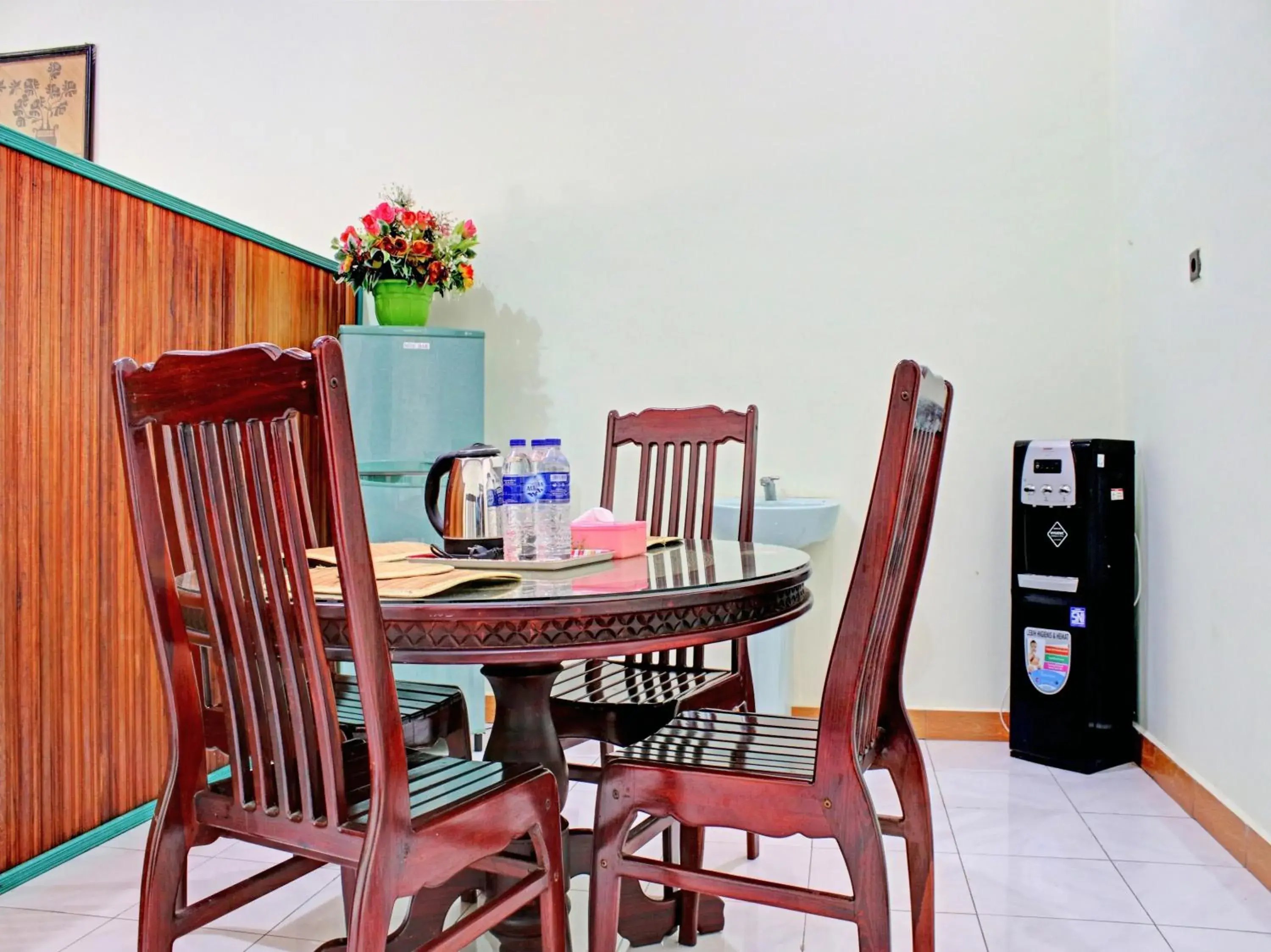 Living room, Dining Area in Capital O 90417 Hotel Batu Suli Internasional