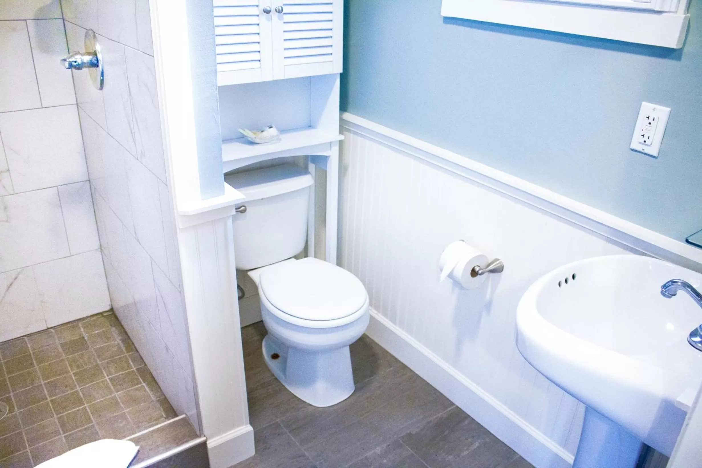 Bathroom in Ocean Echo Inn & Beach Cottages