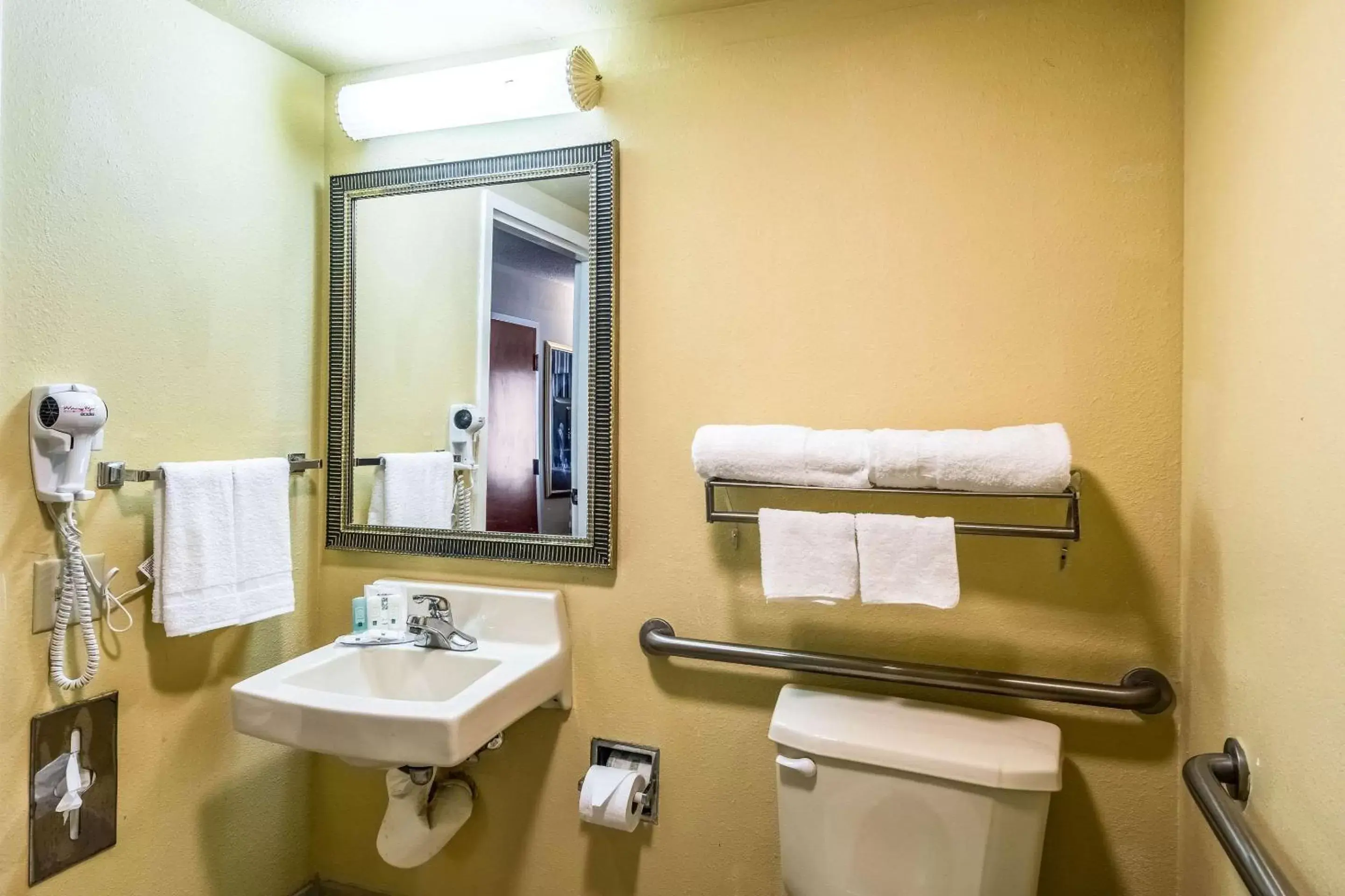 Bathroom in Quality Inn Sandersville