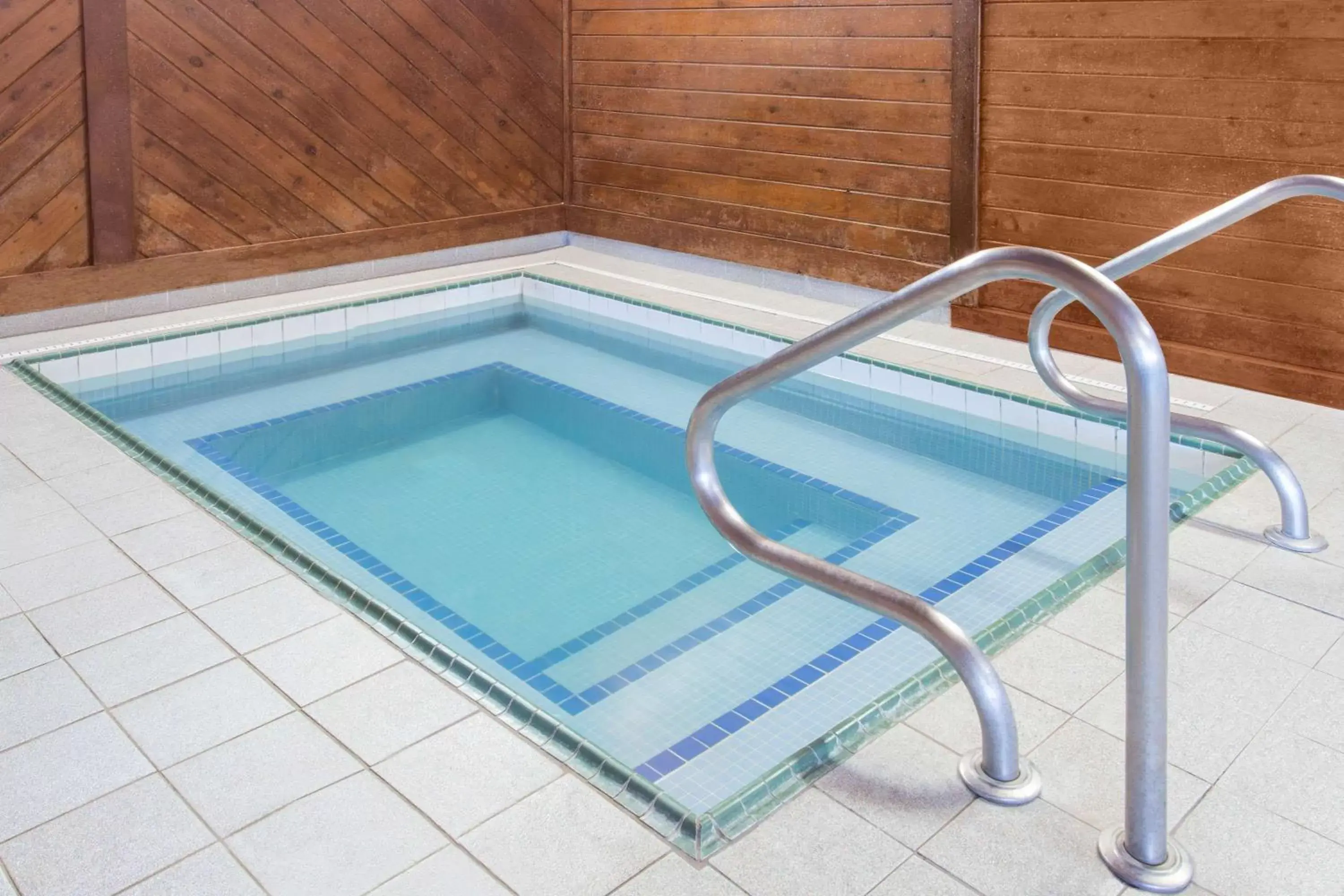 Hot Tub, Swimming Pool in Days Inn & Suites by Wyndham Davenport East