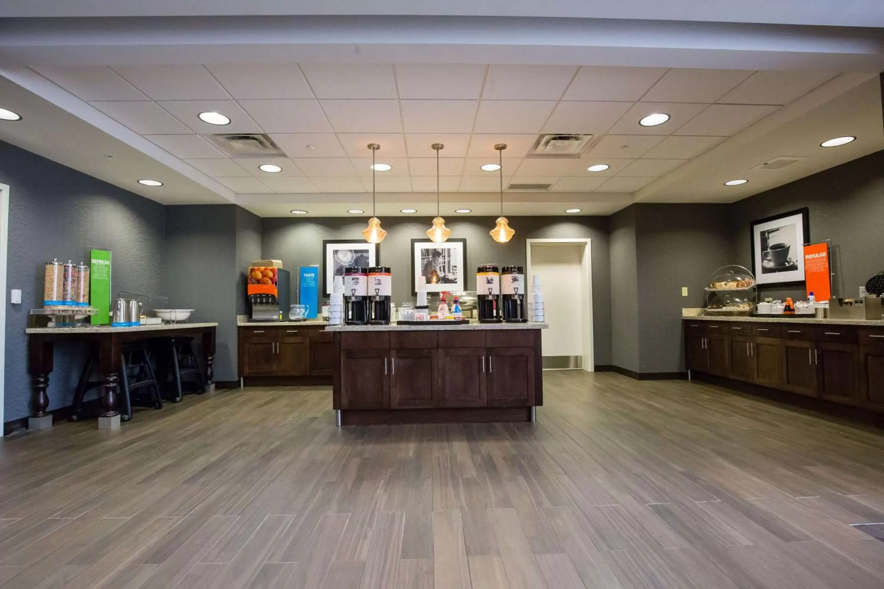 Dining area in Hampton Inn & Suites - Pittsburgh/Harmarville, PA