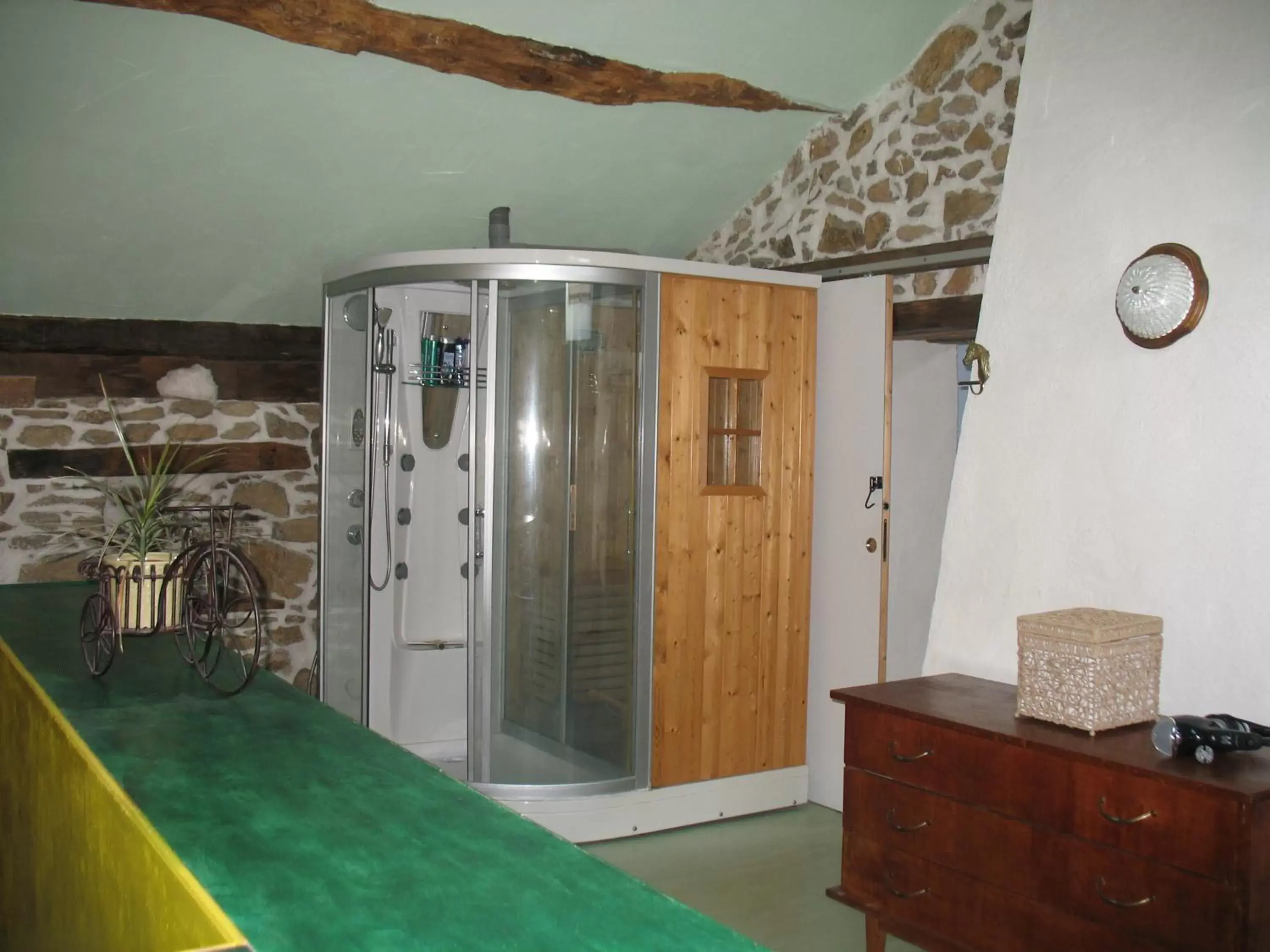 Bathroom, Bed in La Croix De Camargue