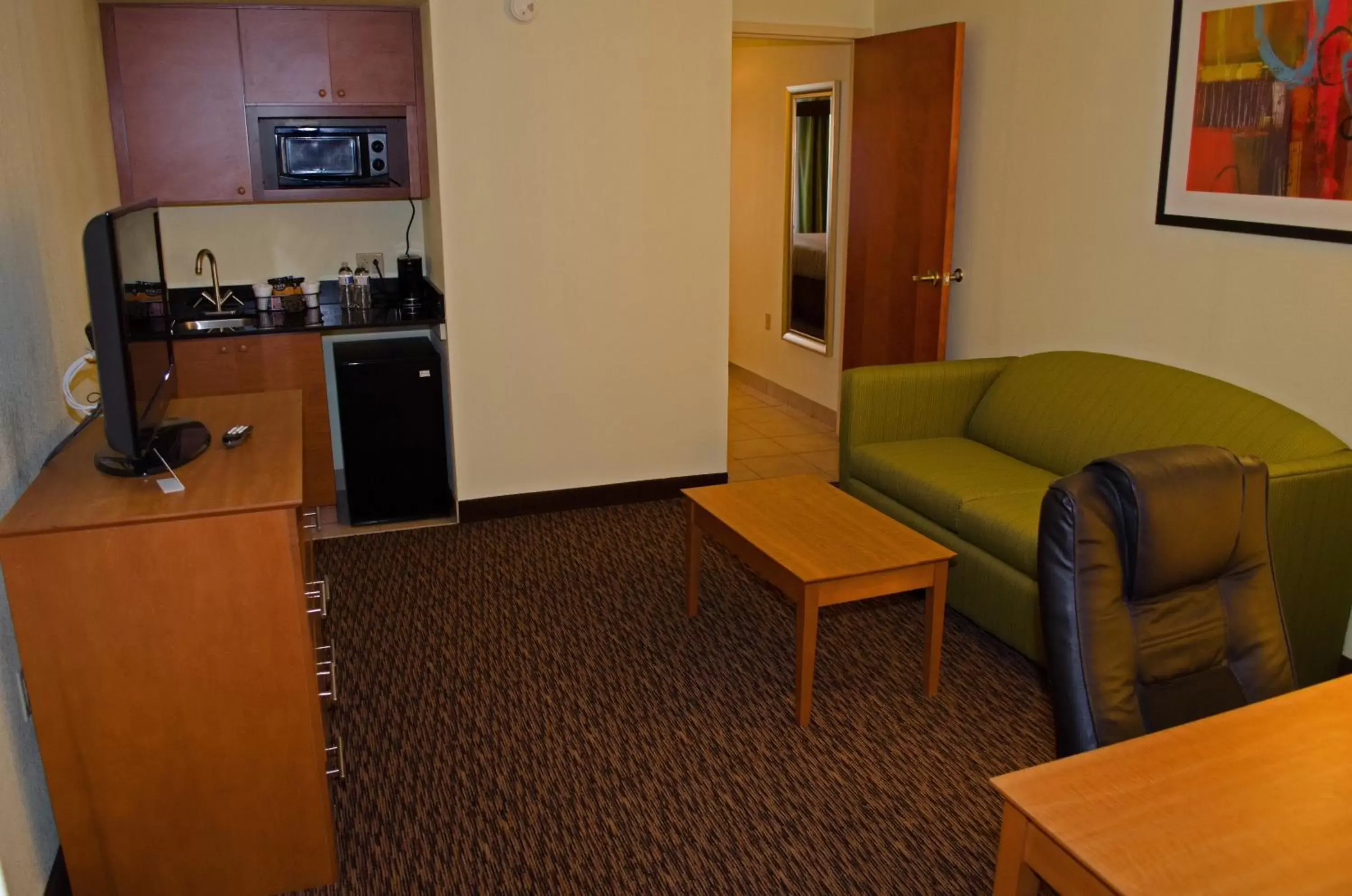 Living room, Seating Area in Clarion Hotel & Suites University-Shippensburg