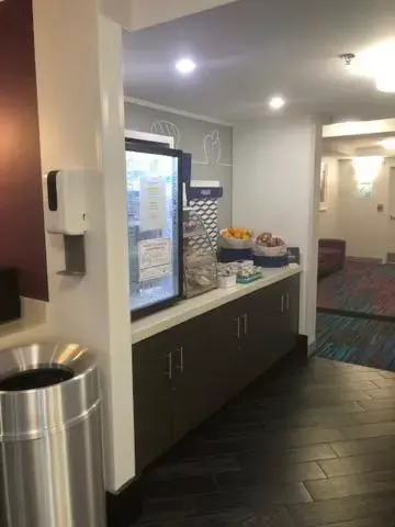 Breakfast, Kitchen/Kitchenette in Holiday Inn Express Hickory - Hickory Mart, an IHG Hotel