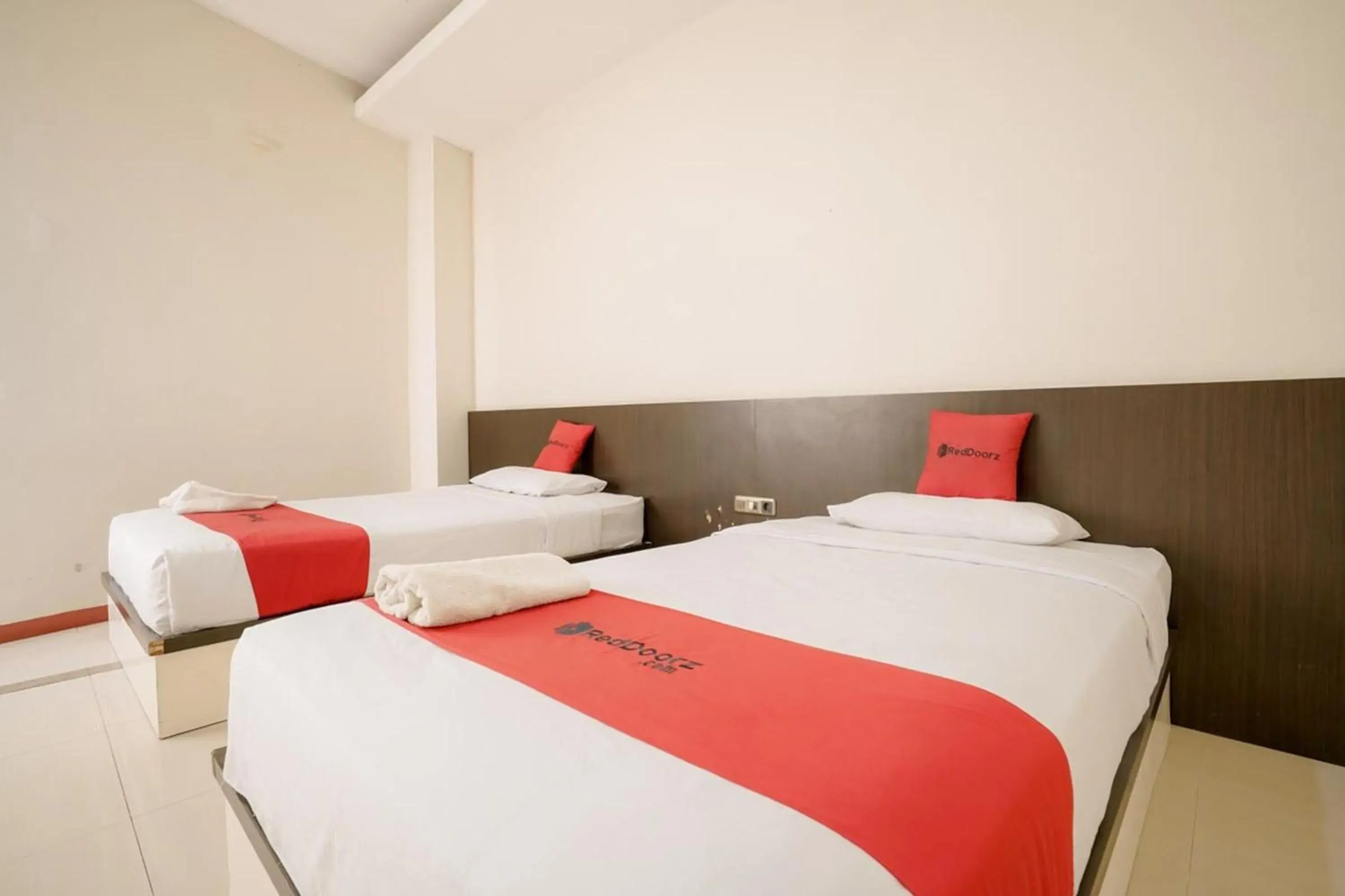 Bedroom, Bed in RedDoorz near Pantai Pede