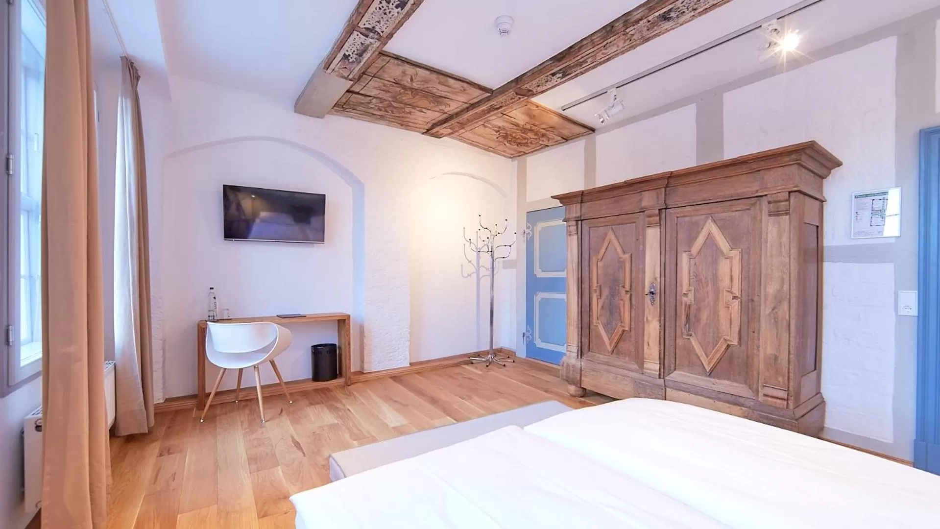 Photo of the whole room, Bed in Anno 1433 Hotel Lüneburg