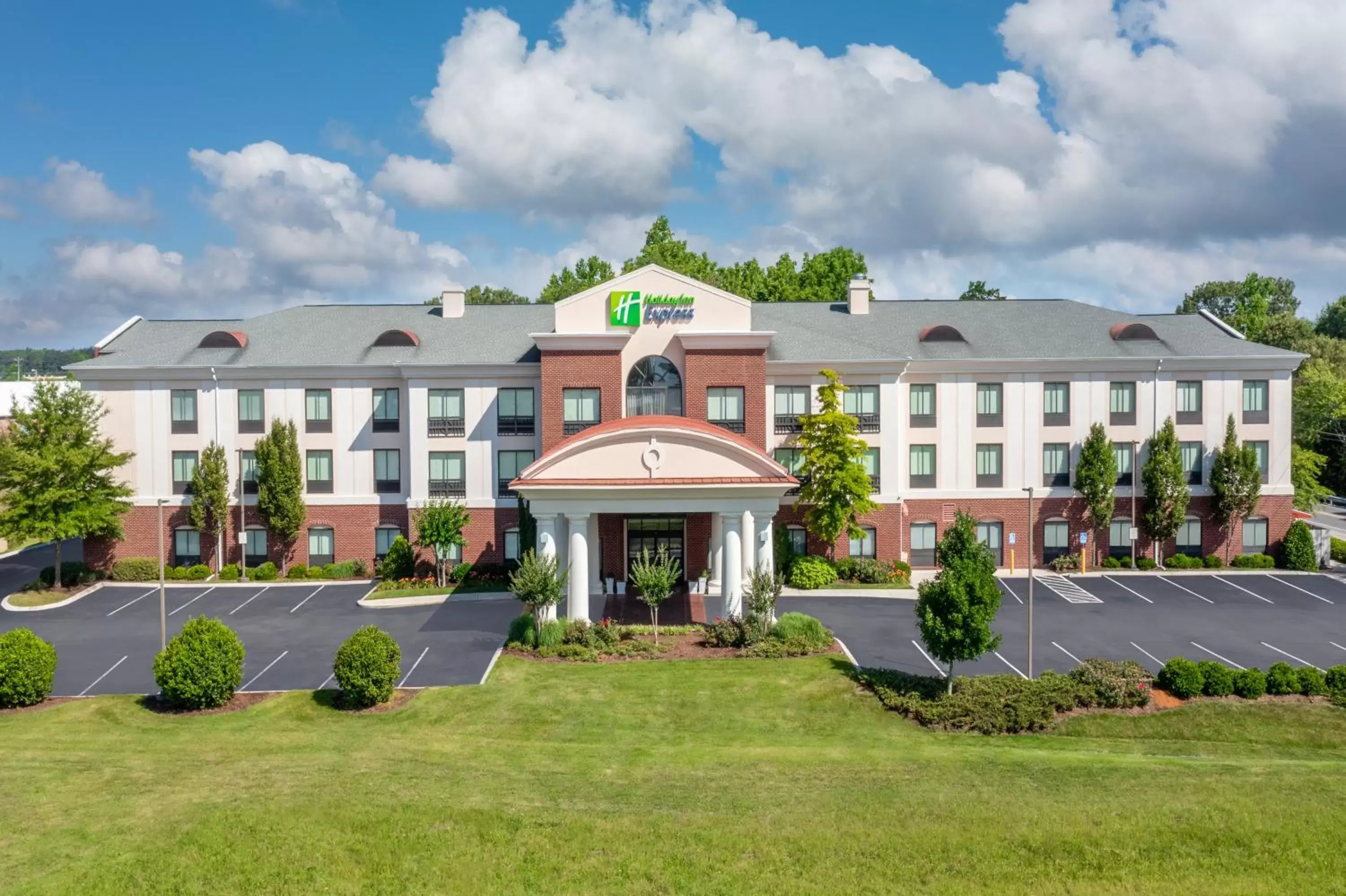 Property Building in Holiday Inn Express - Tullahoma, an IHG Hotel