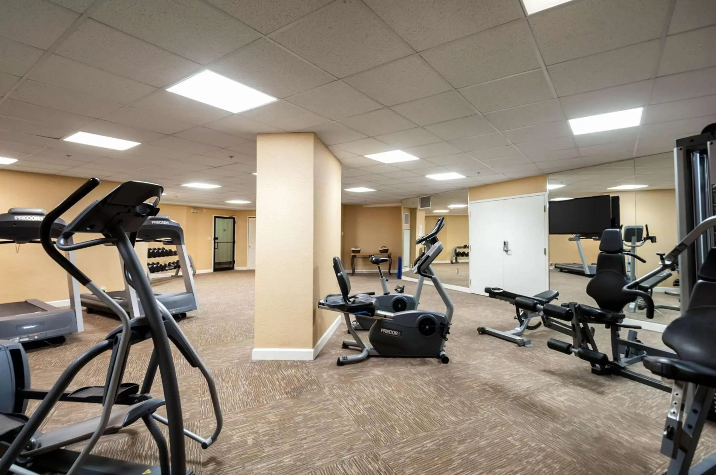 Fitness centre/facilities, Fitness Center/Facilities in Clarion Collection Hotel Arlington Court Suites