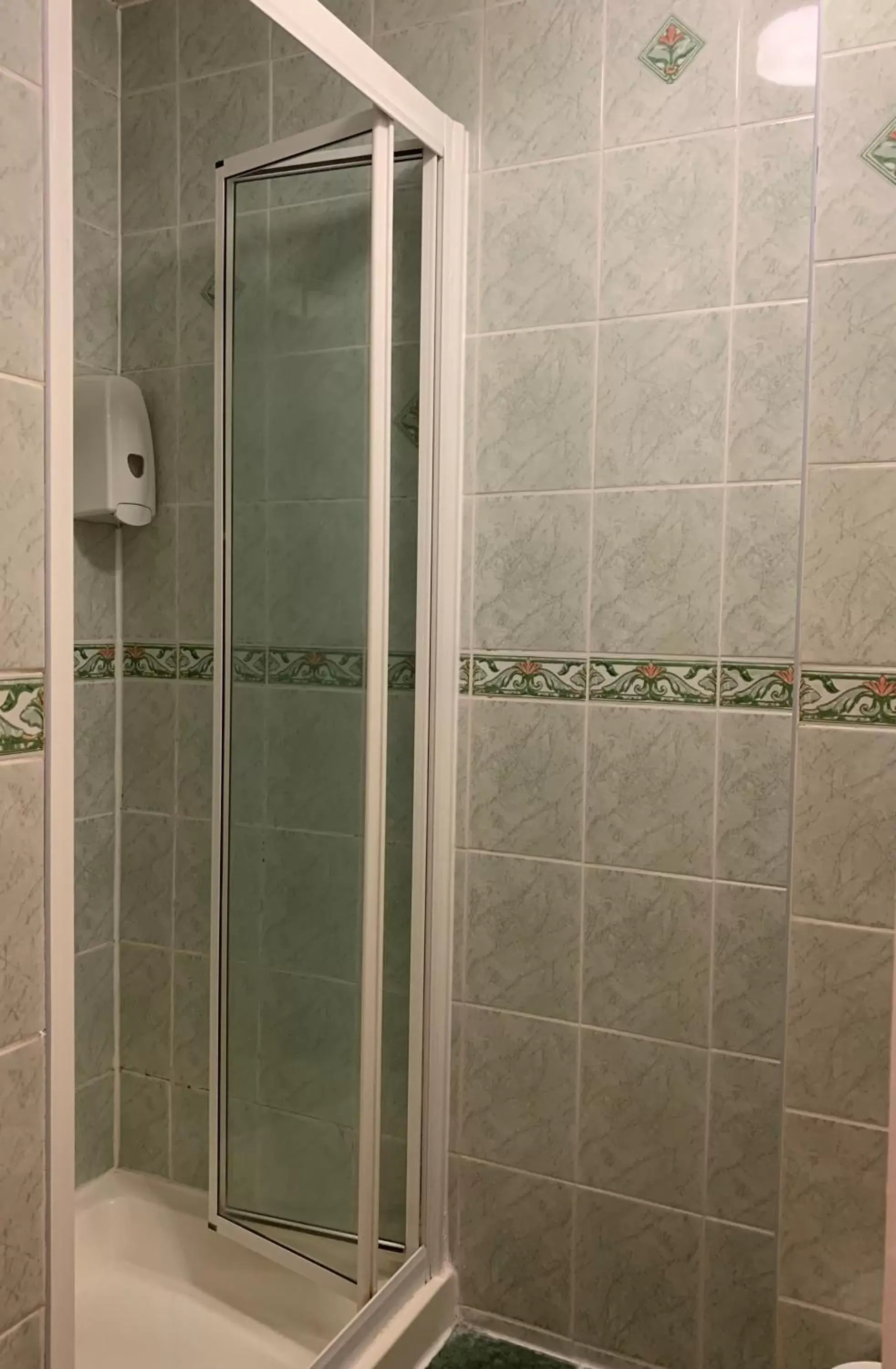 Shower, Bathroom in Jesmond Hotel