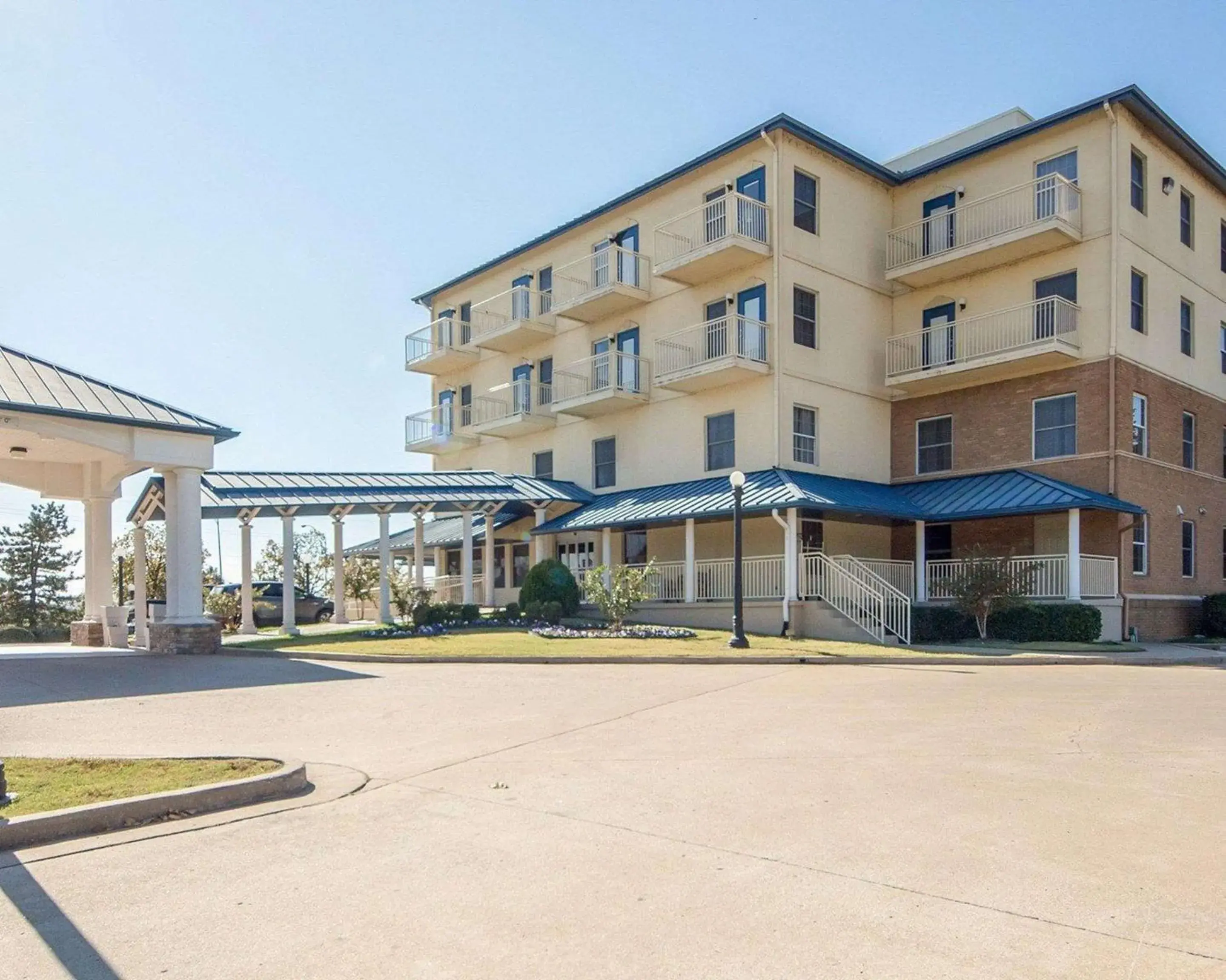 Property Building in Quality Inn Tulsa-Downtown West