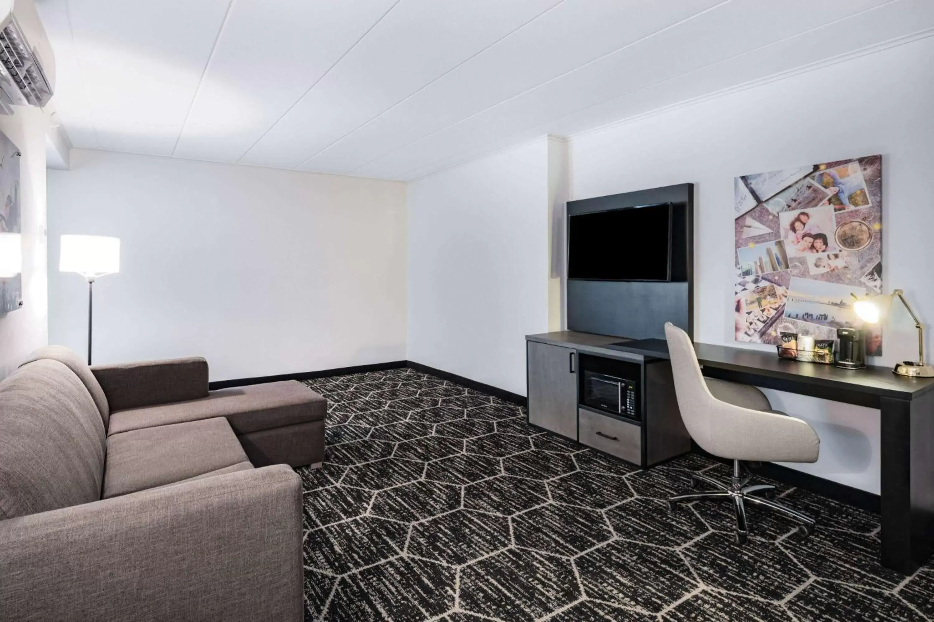 Bed, Seating Area in La Quinta by Wyndham Chicago O'Hare Airport