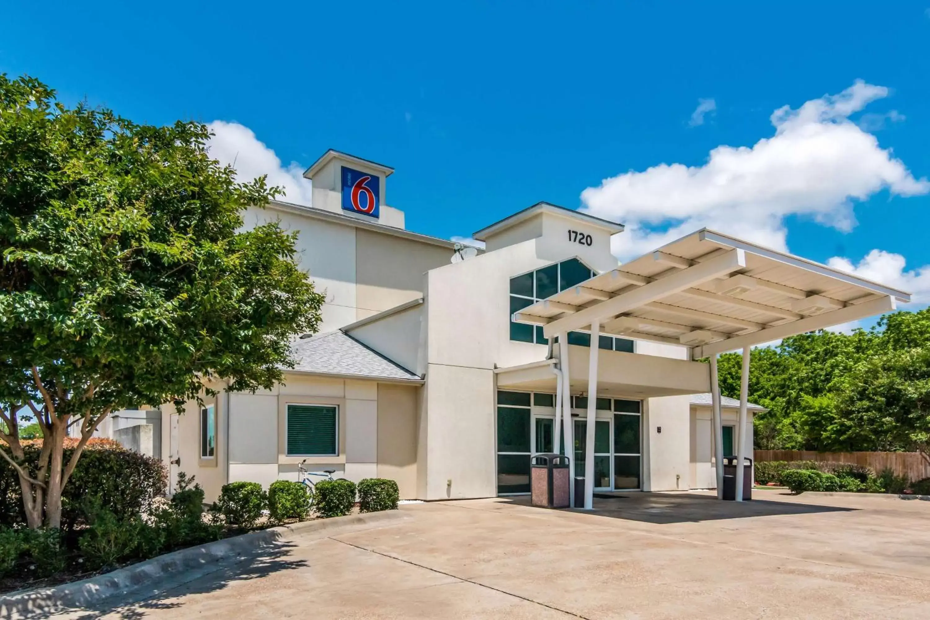 Property building in Motel 6-Cleburne, TX Property building in Motel 6-Cleburne, TX