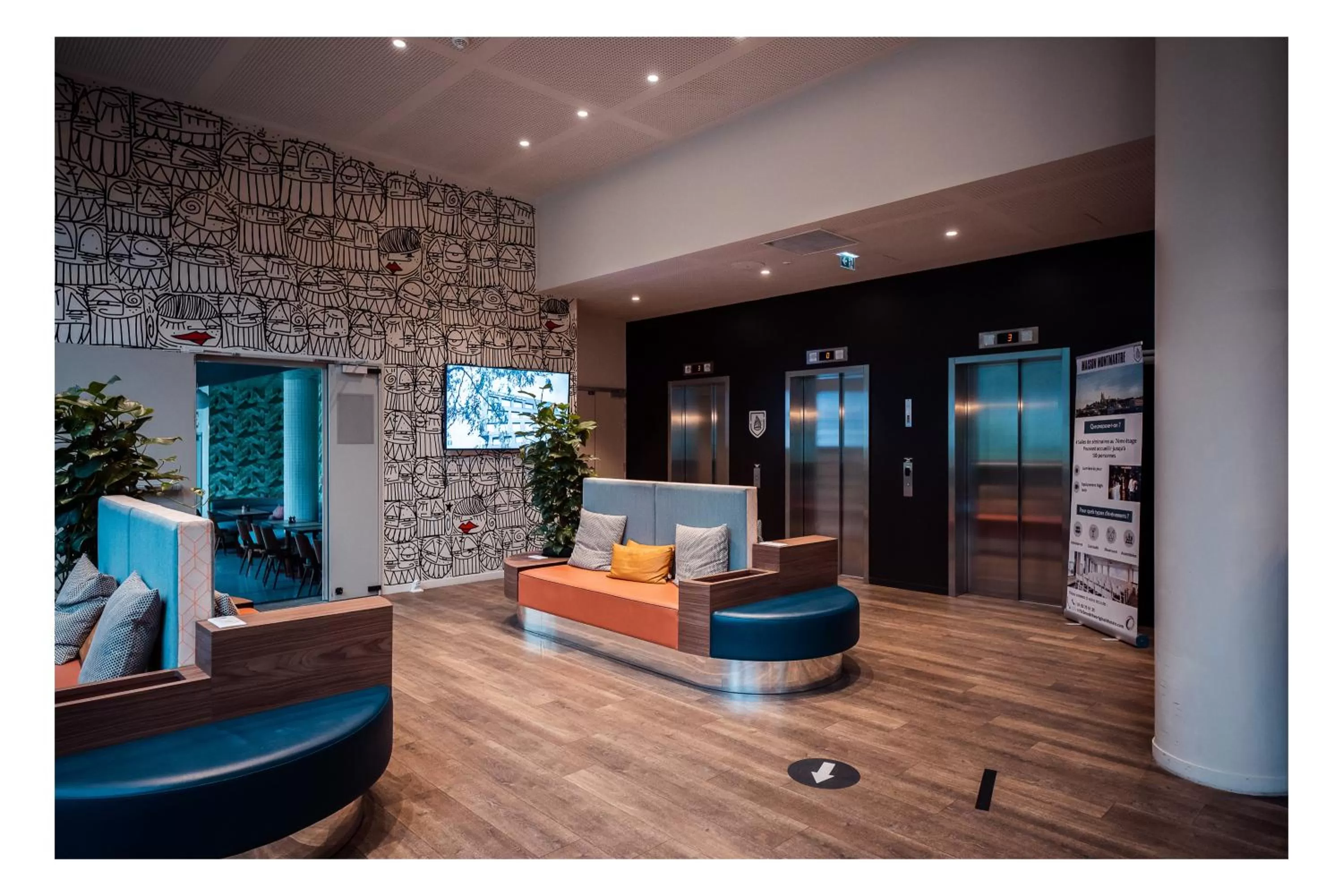 Lobby or reception in The Originals Boutique, Hôtel Maison Montmartre Paris Les Puces