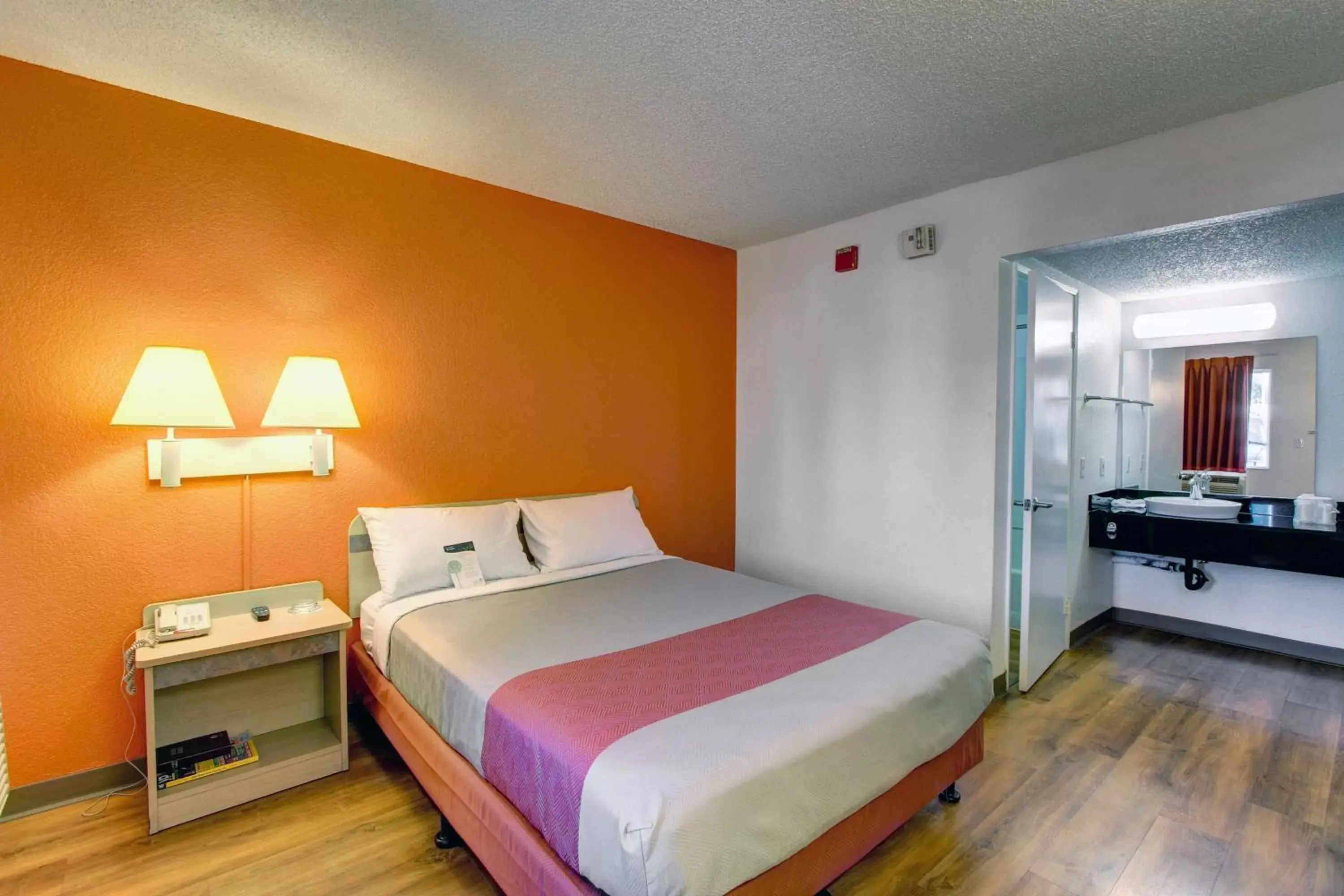 TV and multimedia, Bed in Motel 6-La Mesa, CA - San Diego