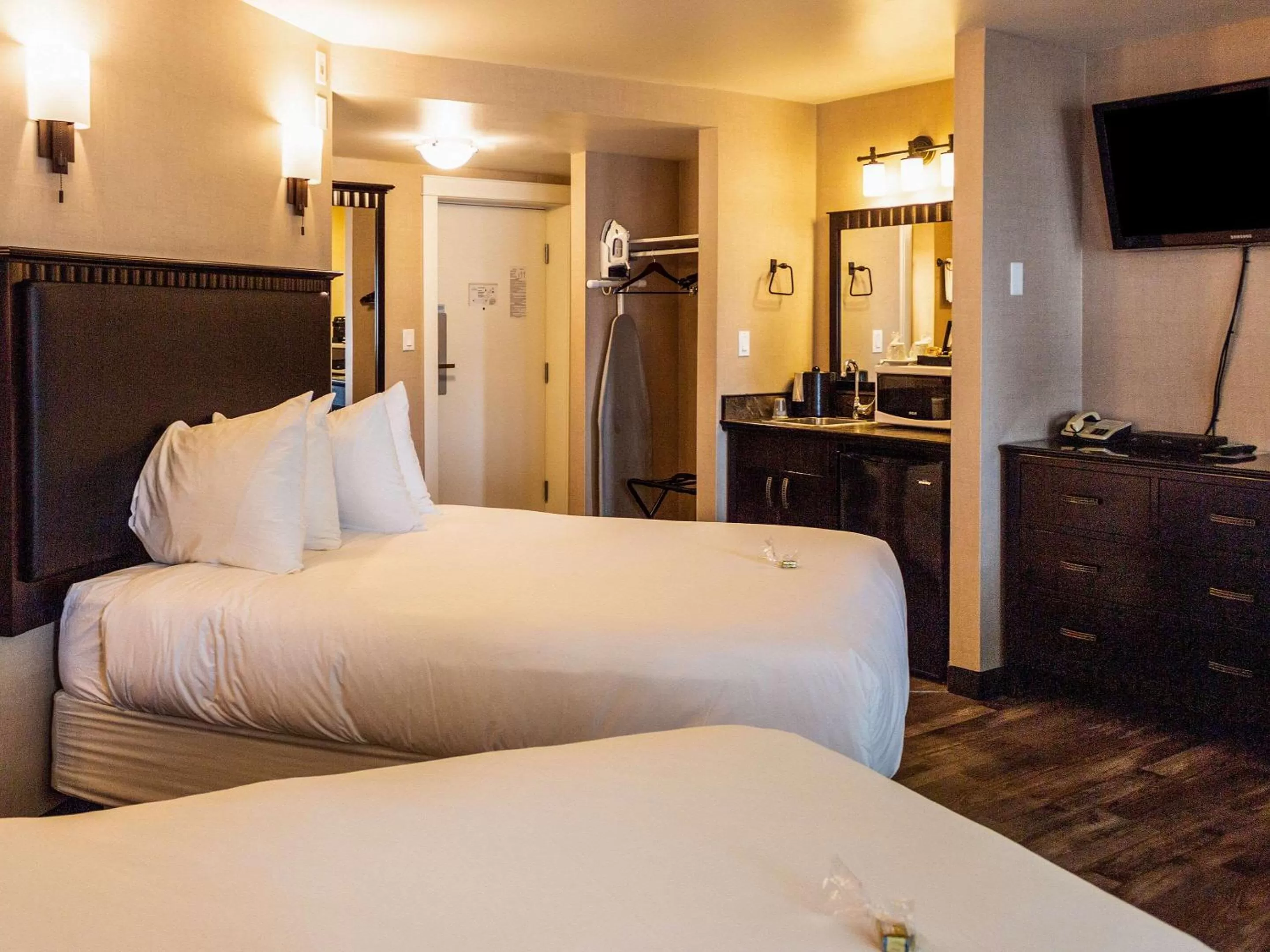 Photo of the whole room, Bed in Hotel Penticton, Ascend Hotel Collection